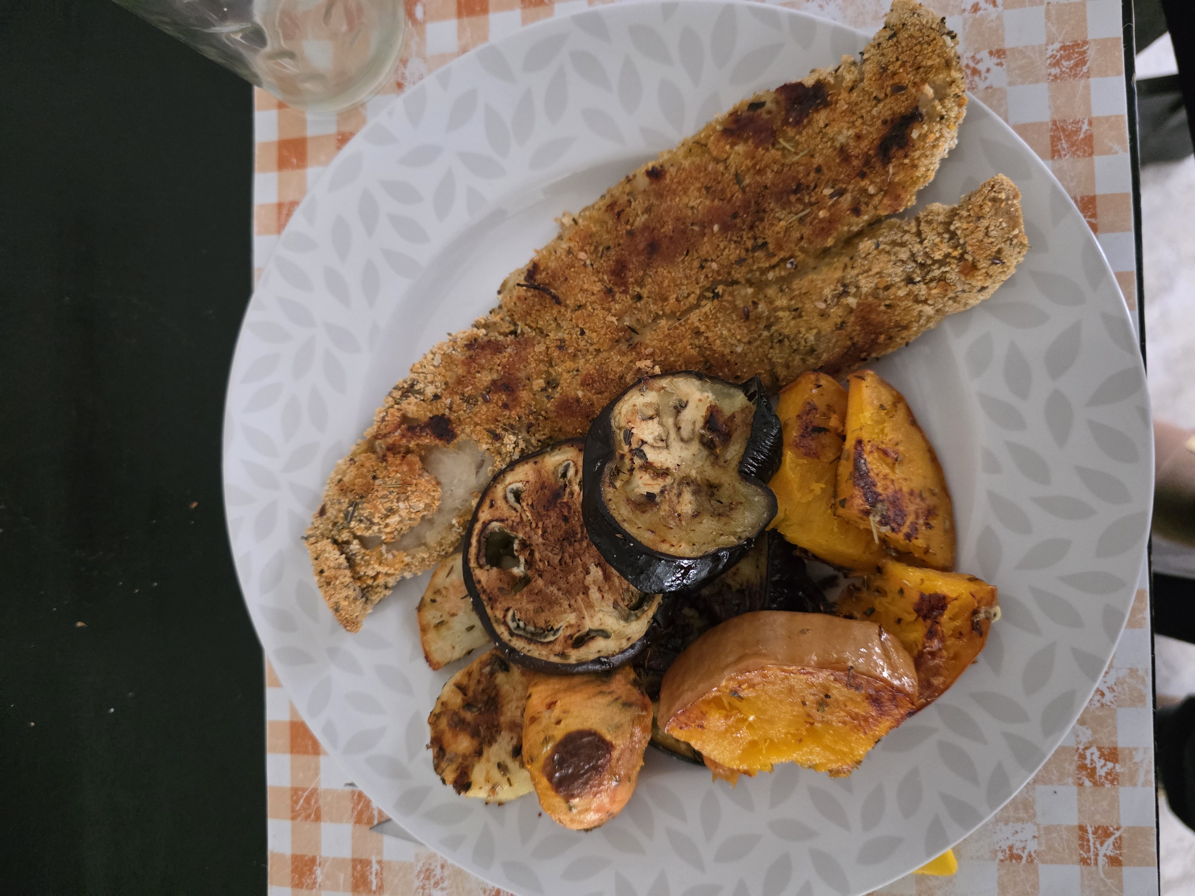 Pescado empanizado y verduras