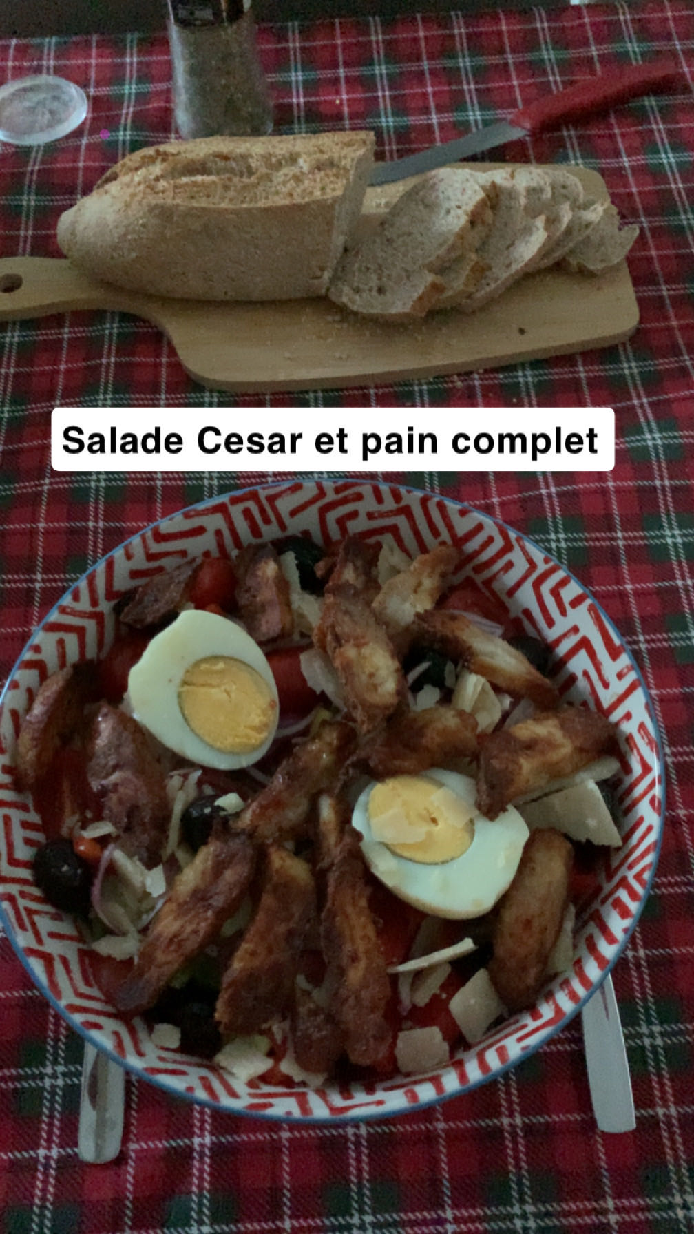 Salade César et pain complet