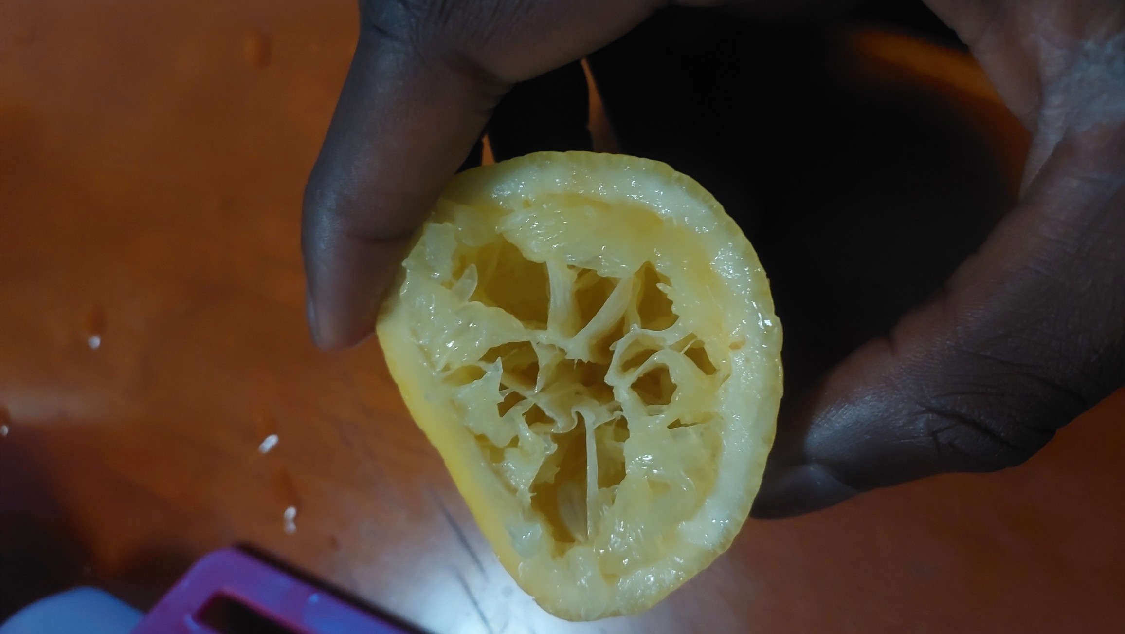 Uitgeperste citroenhelft