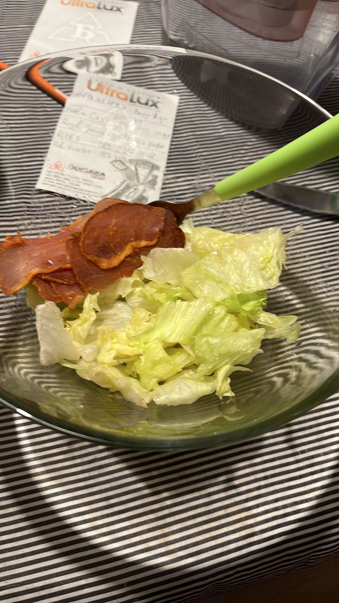 Салата с айсберг и луканка