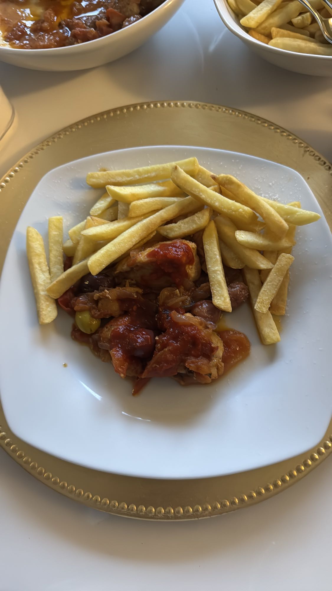 Friet met kipstoofpot