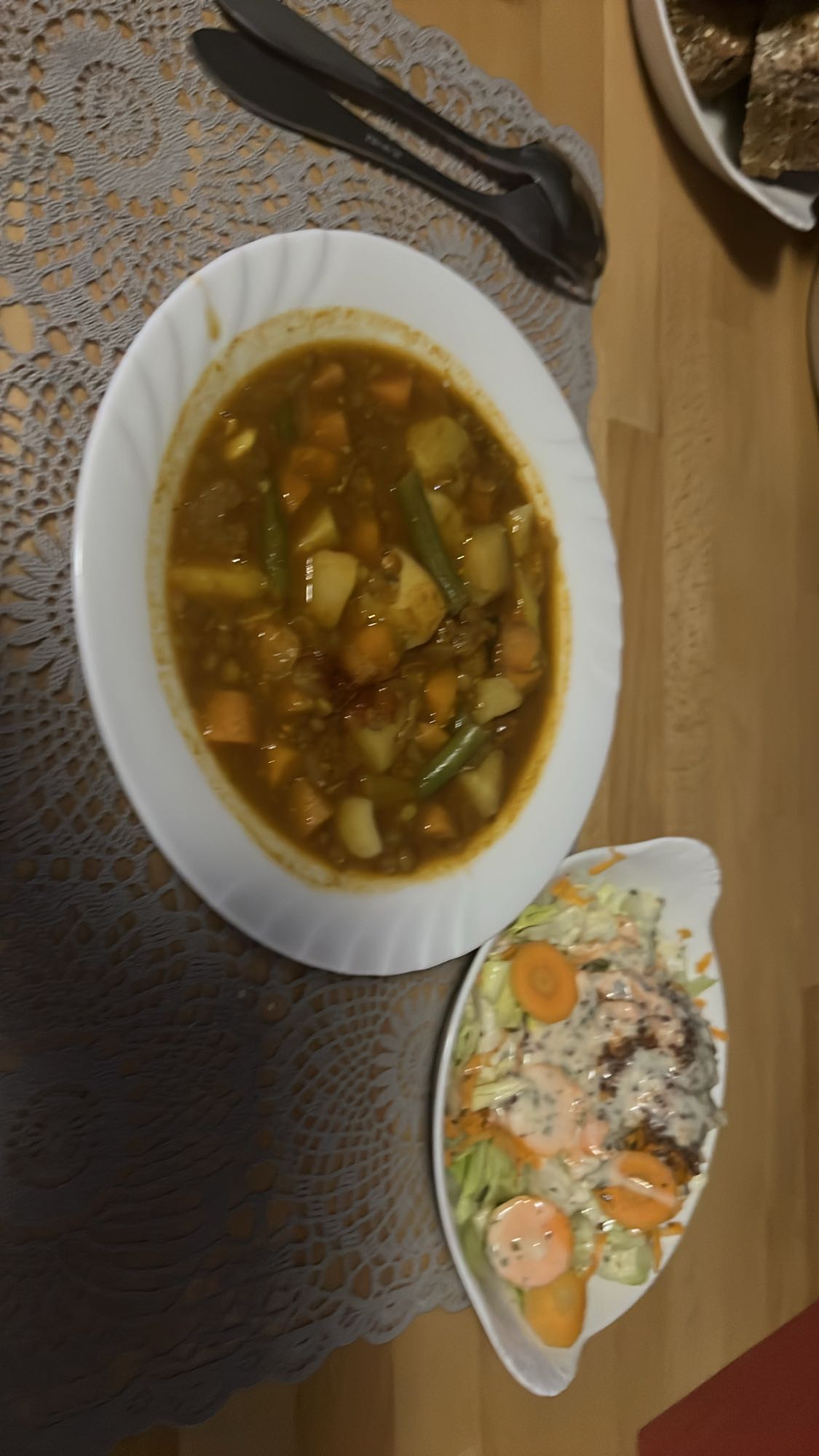 Gemüsesuppe mit Salat