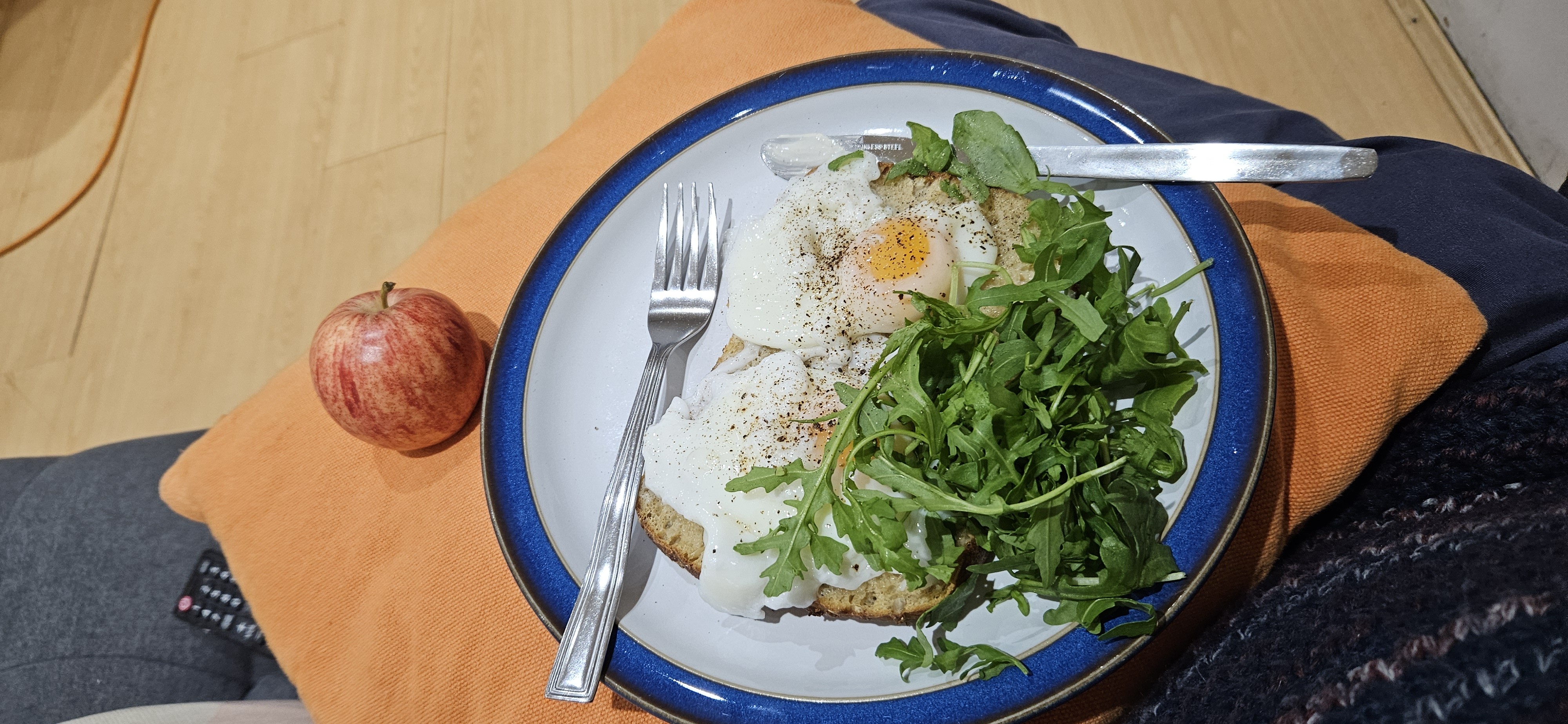 Egg toast with greens and apple