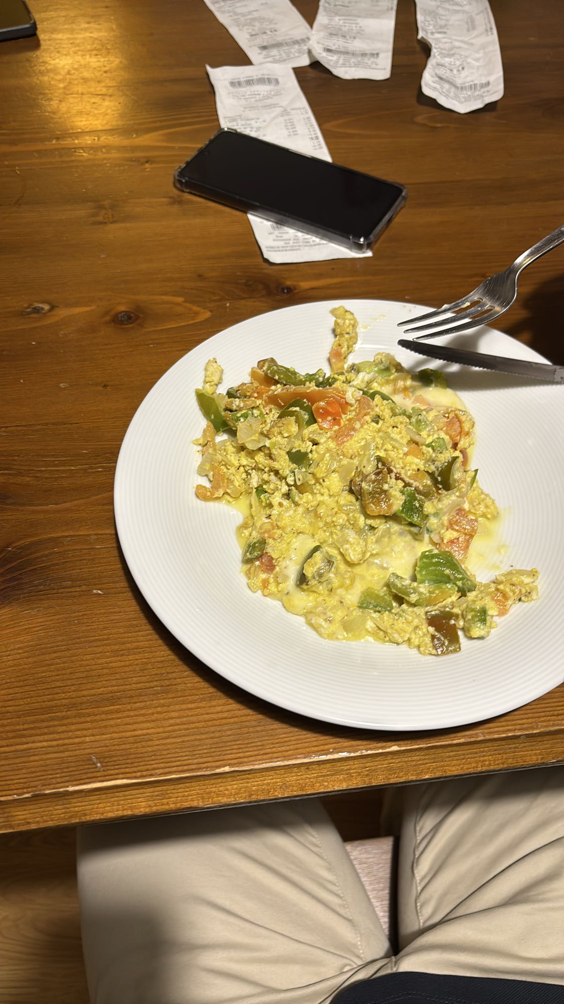 revuelto de huevo con cebolla, tomate, pimiento y queso