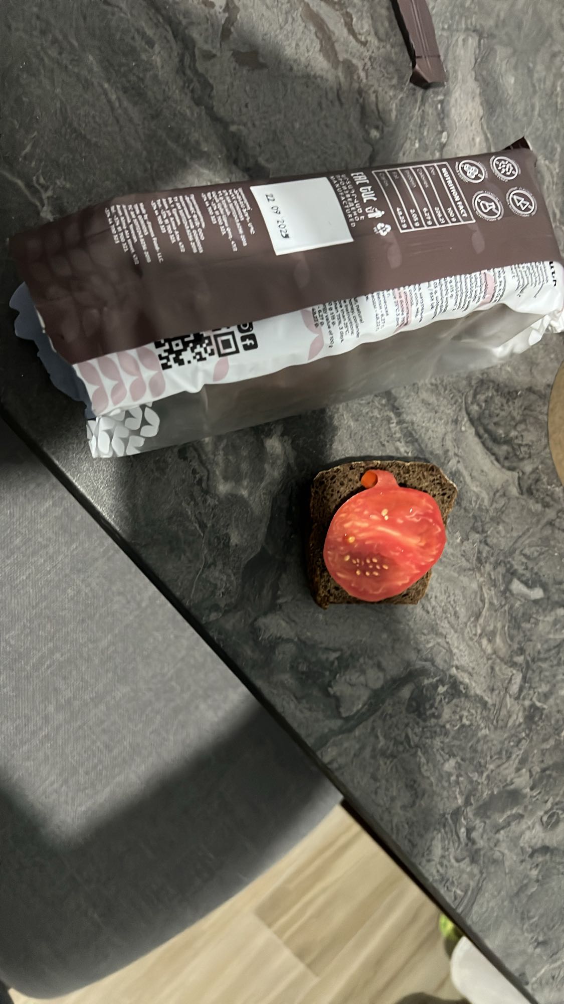 սև հաց լոլիկով