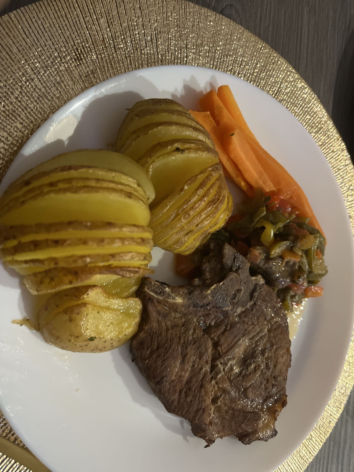 Steak, pommes, légumes
