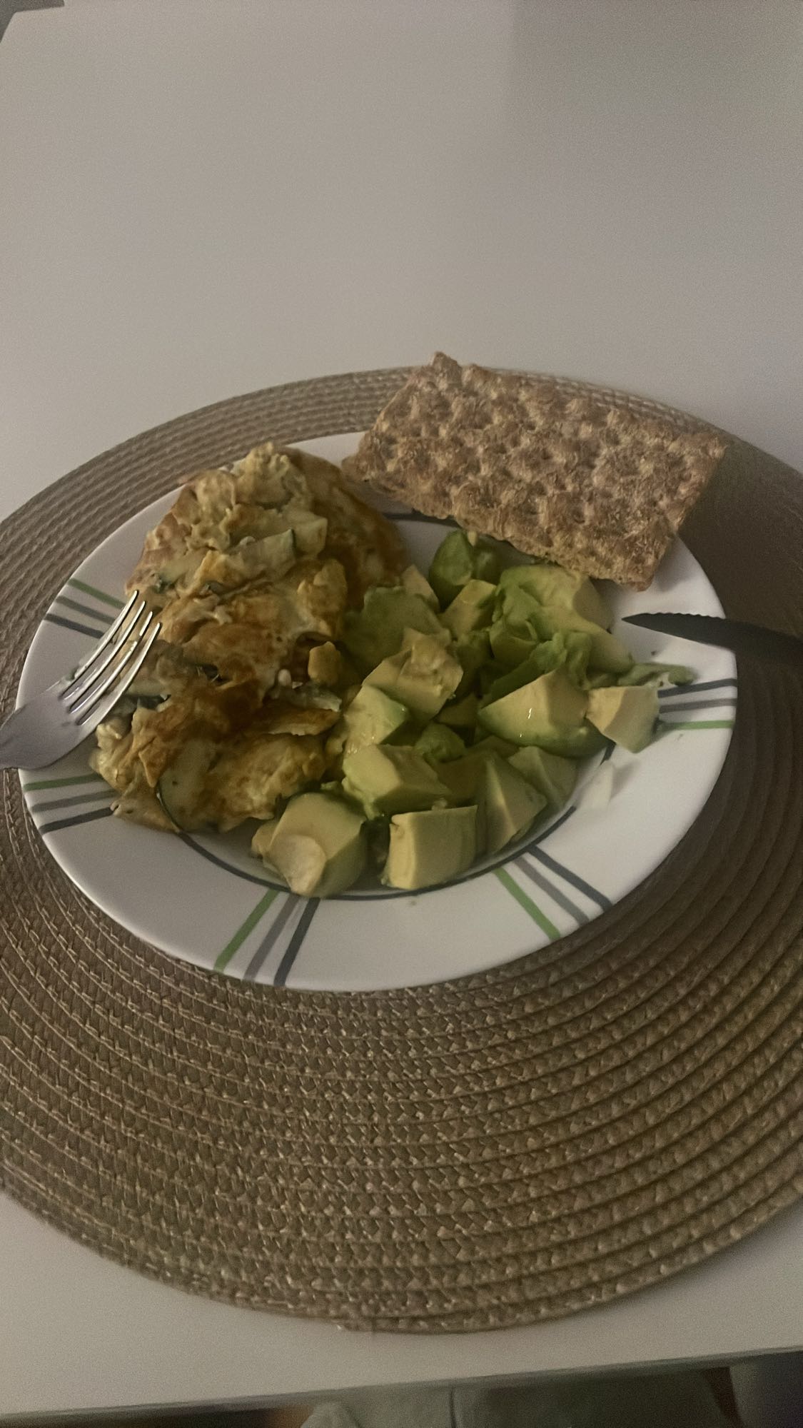 tortilla con aguacate y pan crujiente