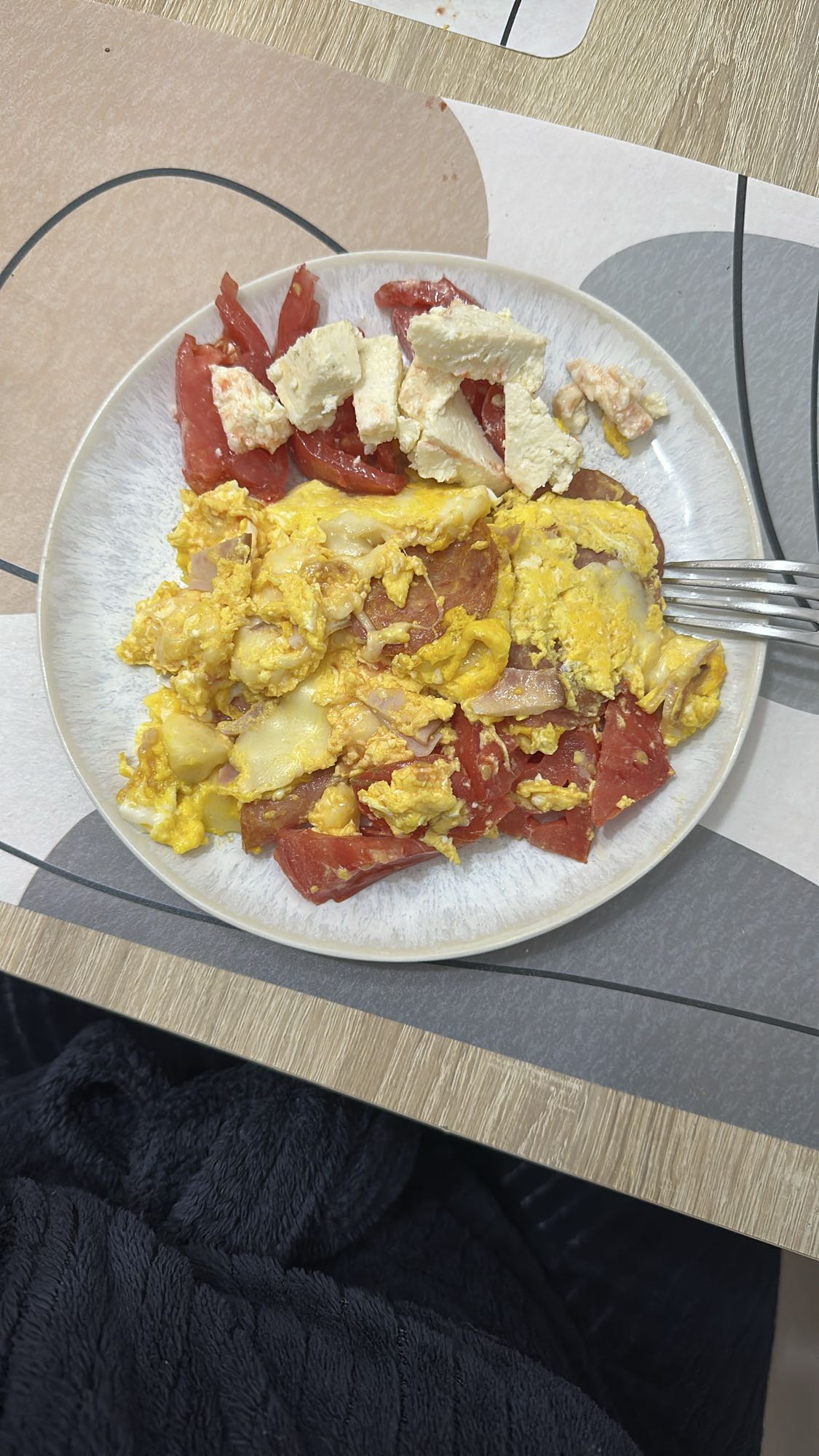 Mic dejun cu ouă și brânză