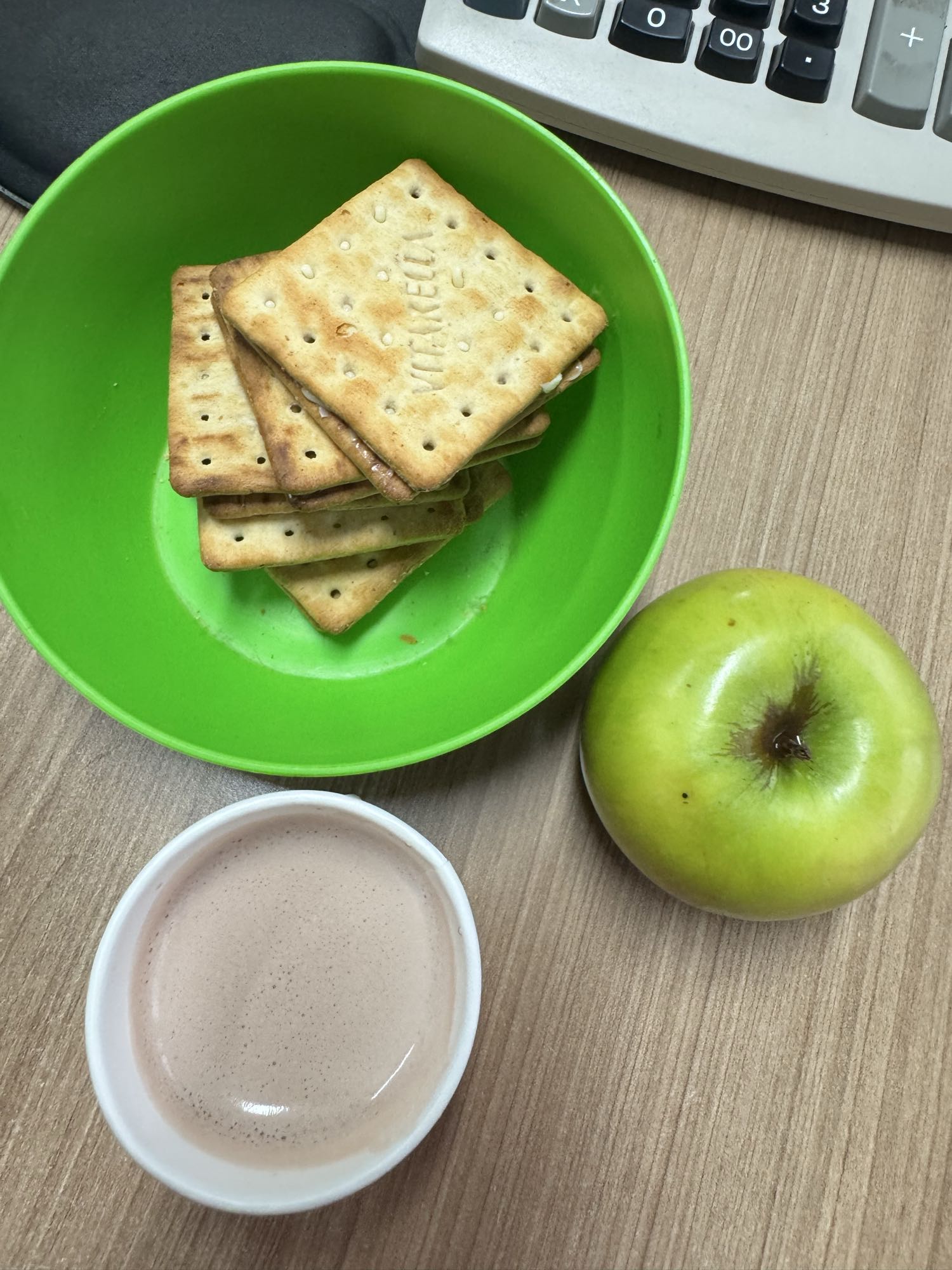 Lanche com biscoito, maçã e achocolatado
