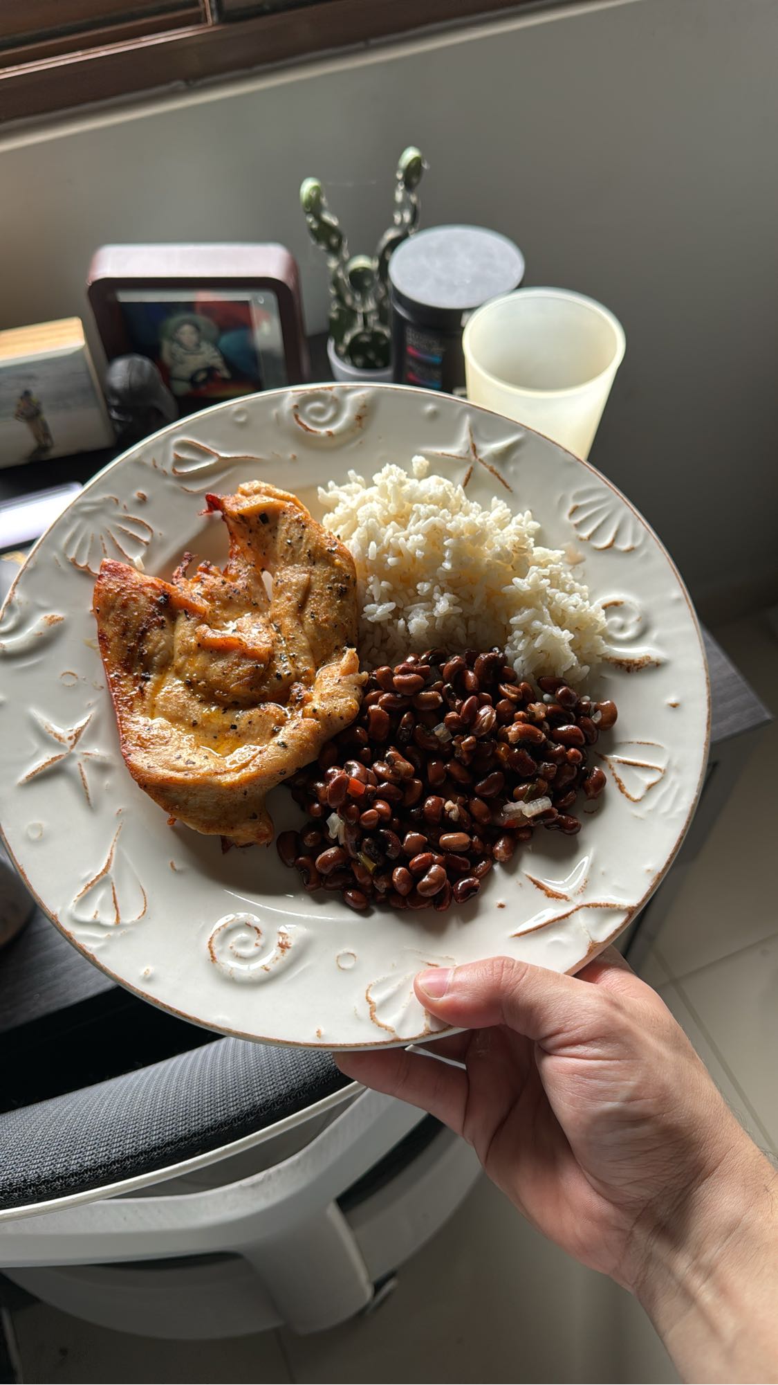 Pollo con arroz y frijoles