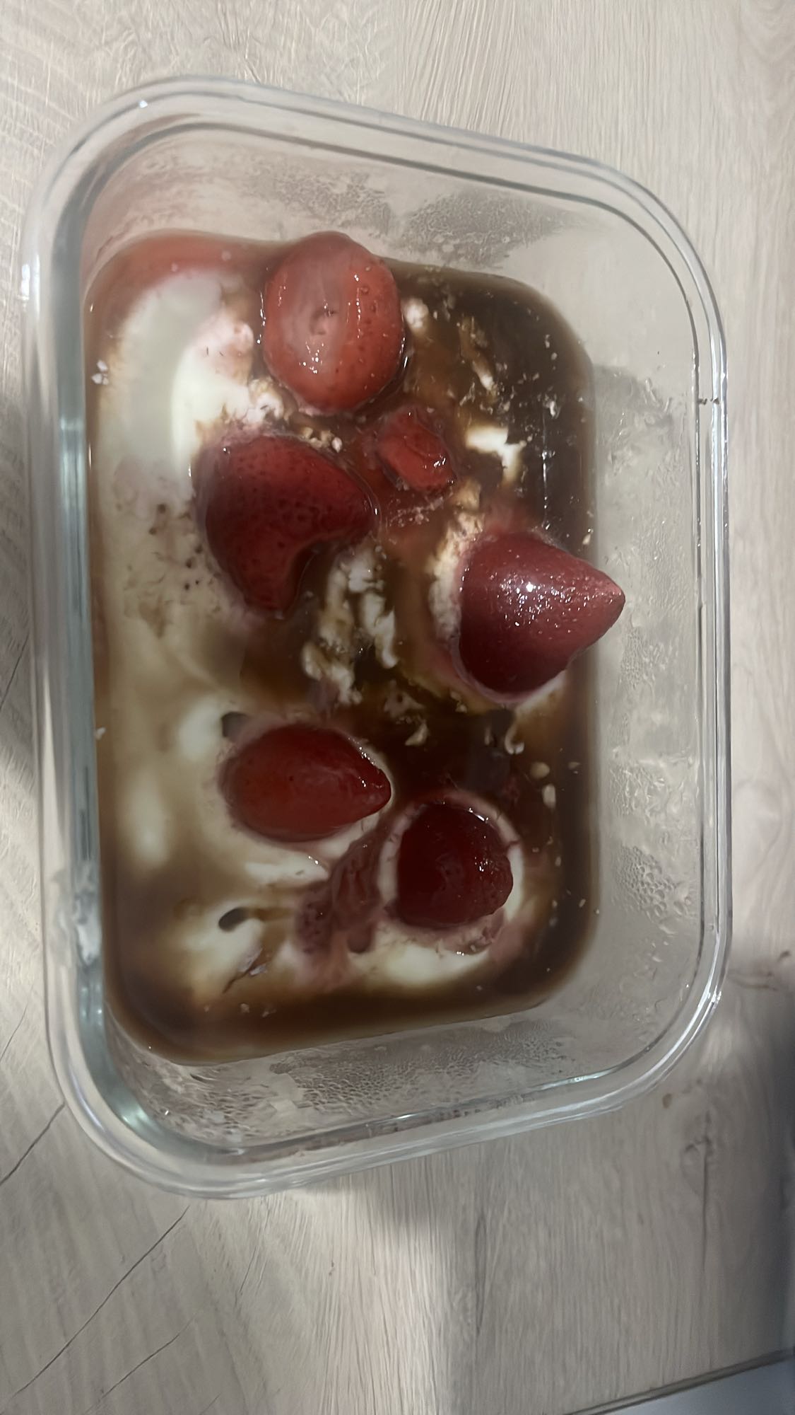 yogur con fresas y miel