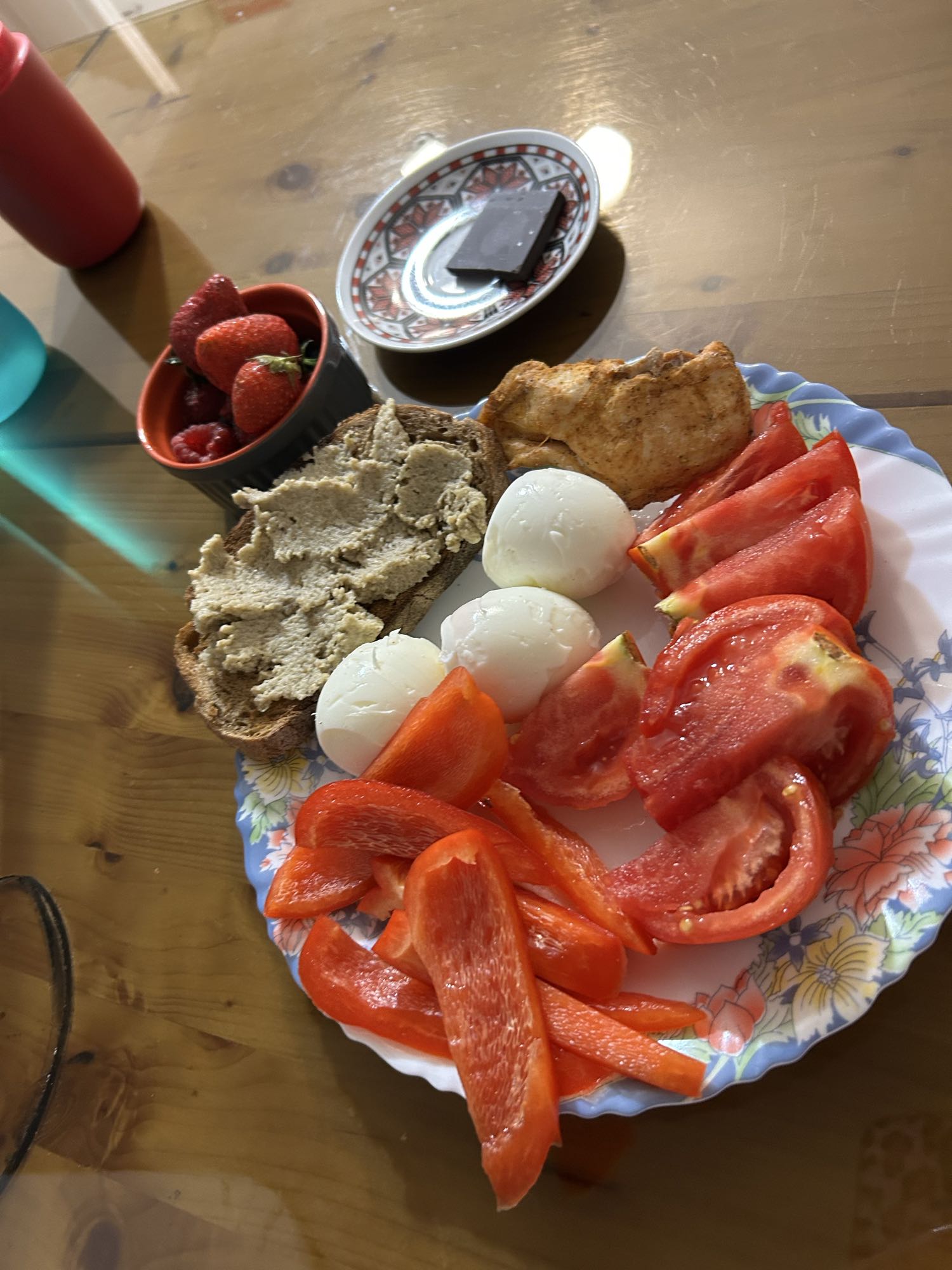 Mic dejun echilibrat cu salată de vinete