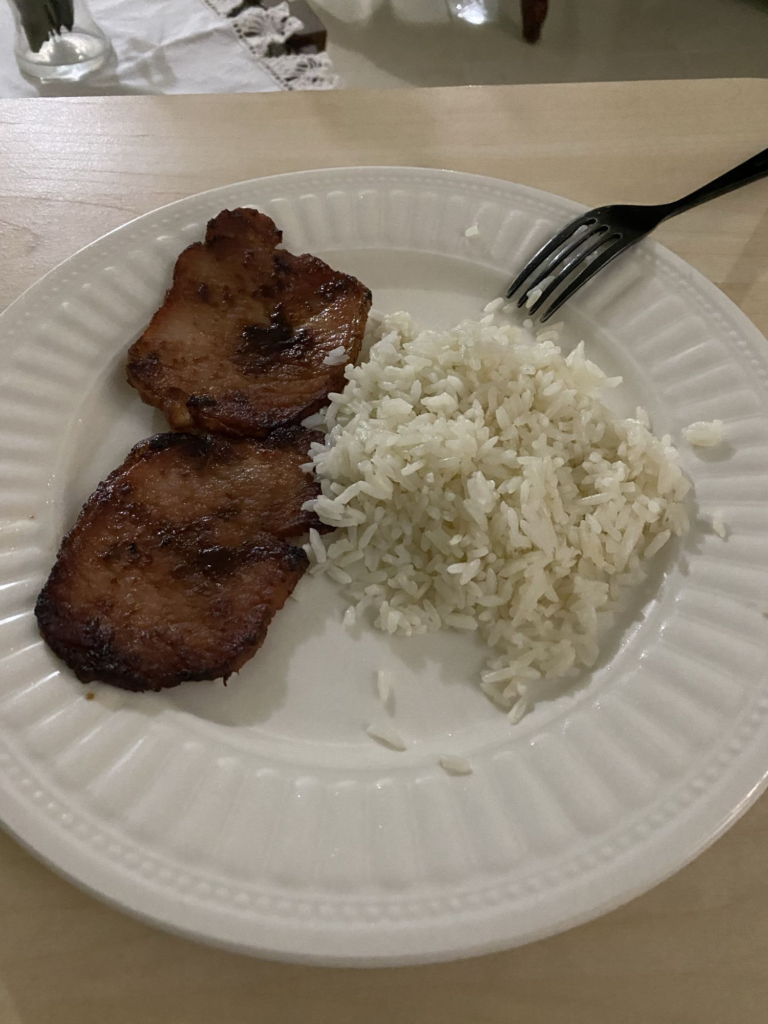 Cerdo con arroz blanco