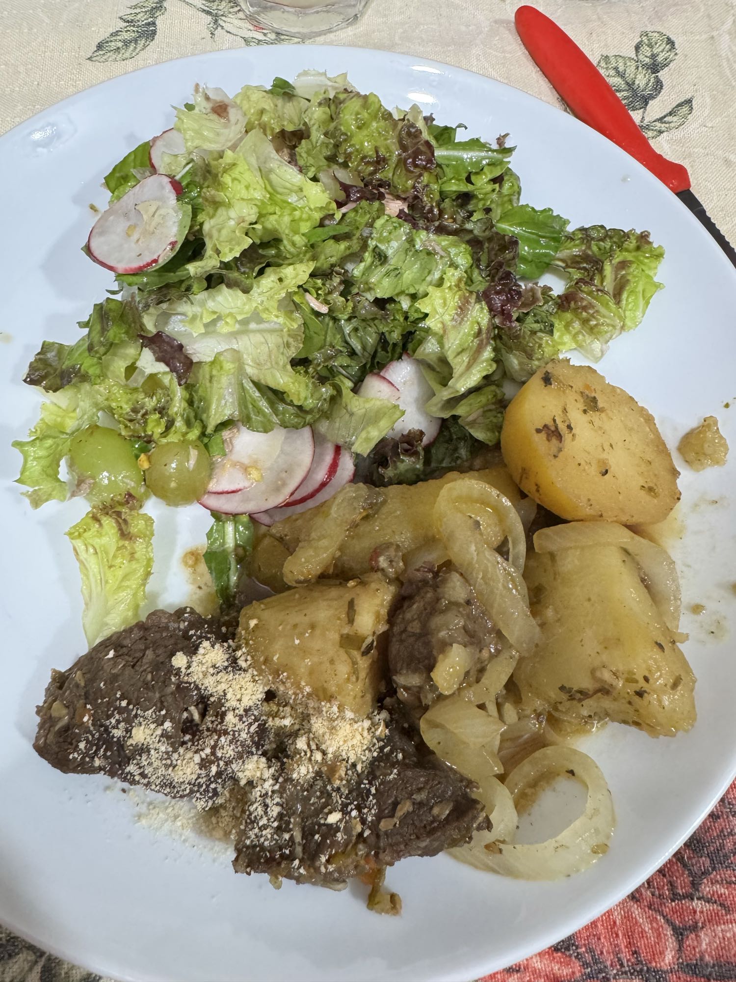 Carne cozida com salada
