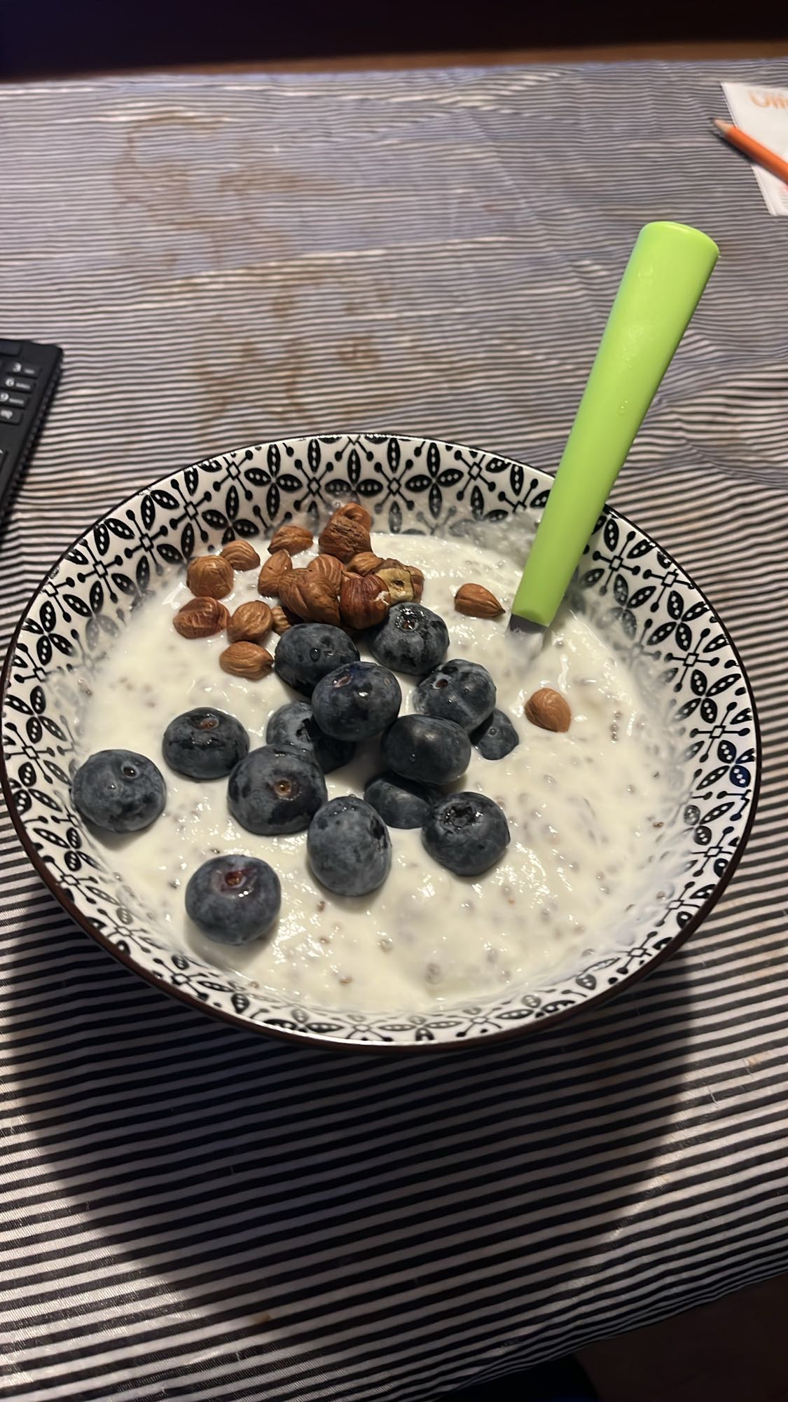 Кисело мляко с боровинки