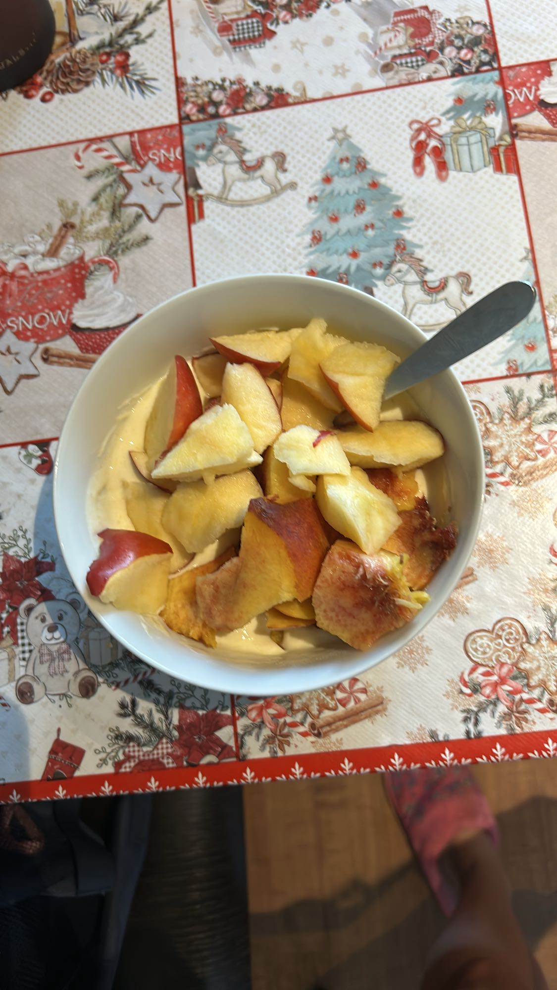 Iaurt proteic cu piersică și măr