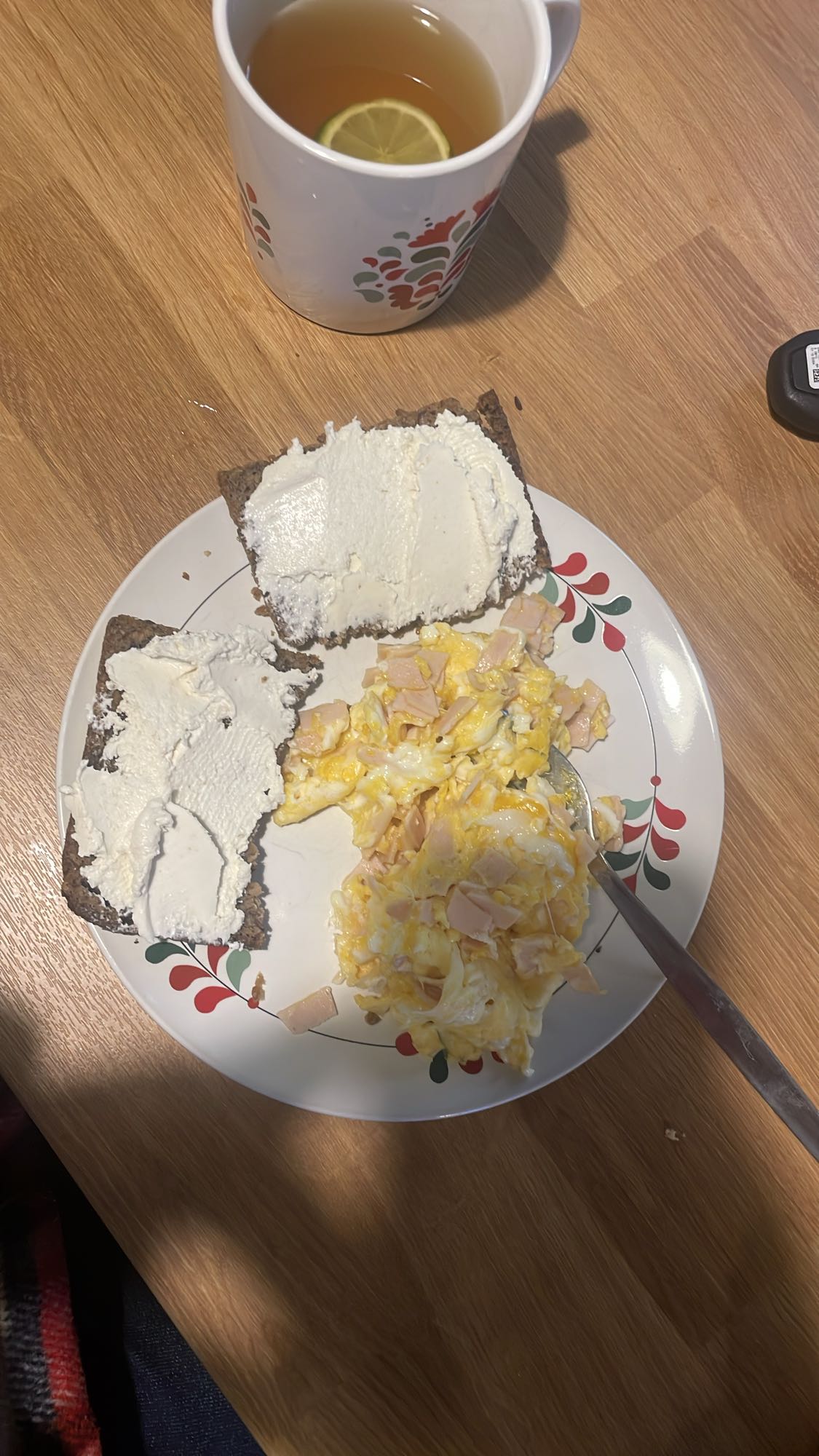 Jajecznica i kanapki z twarogiem