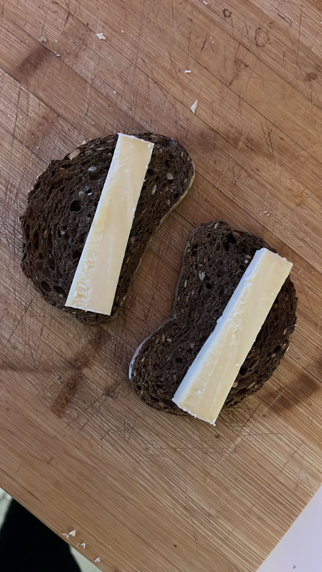 Pain noir au fromage