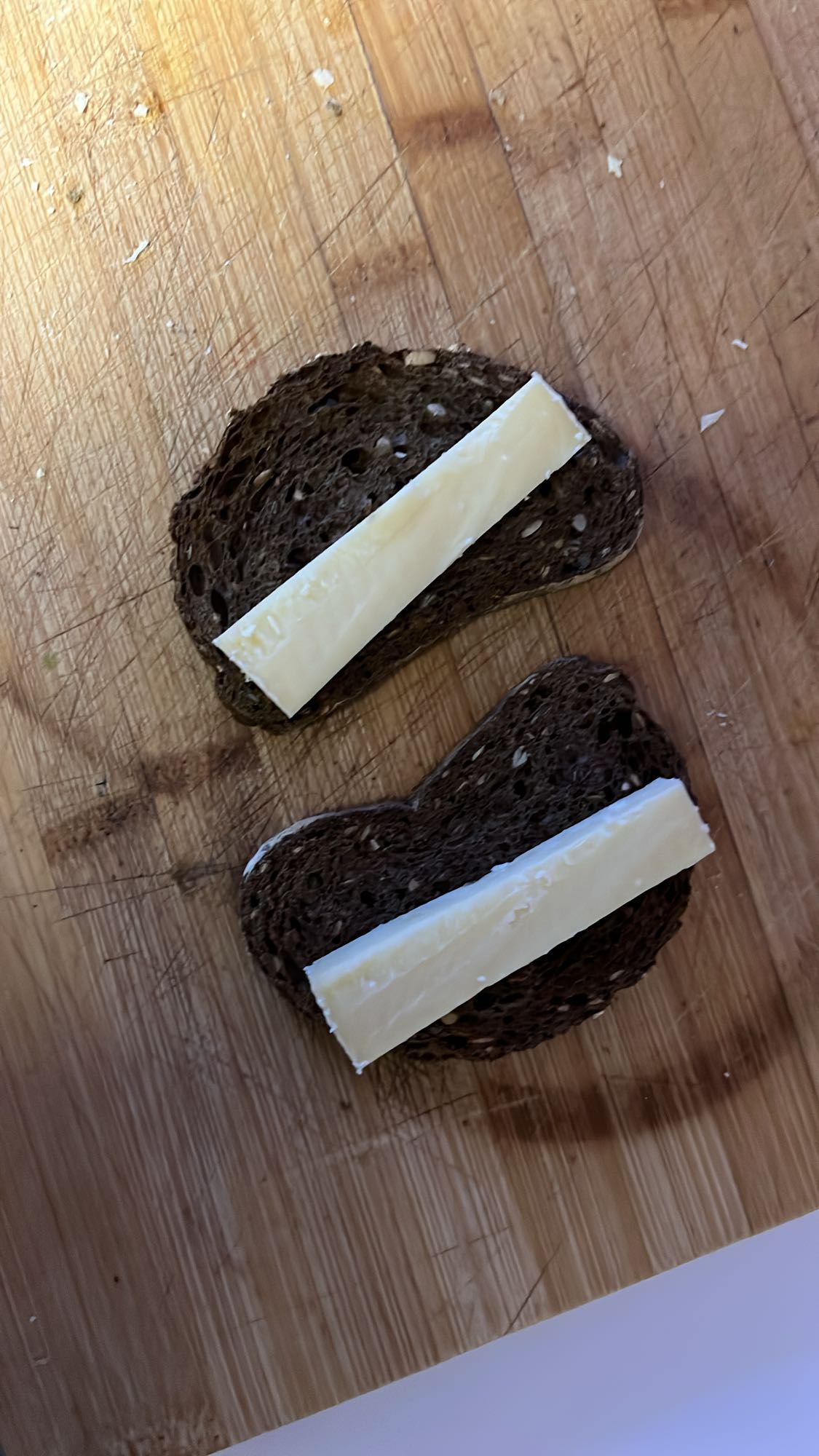 Pain noir au fromage