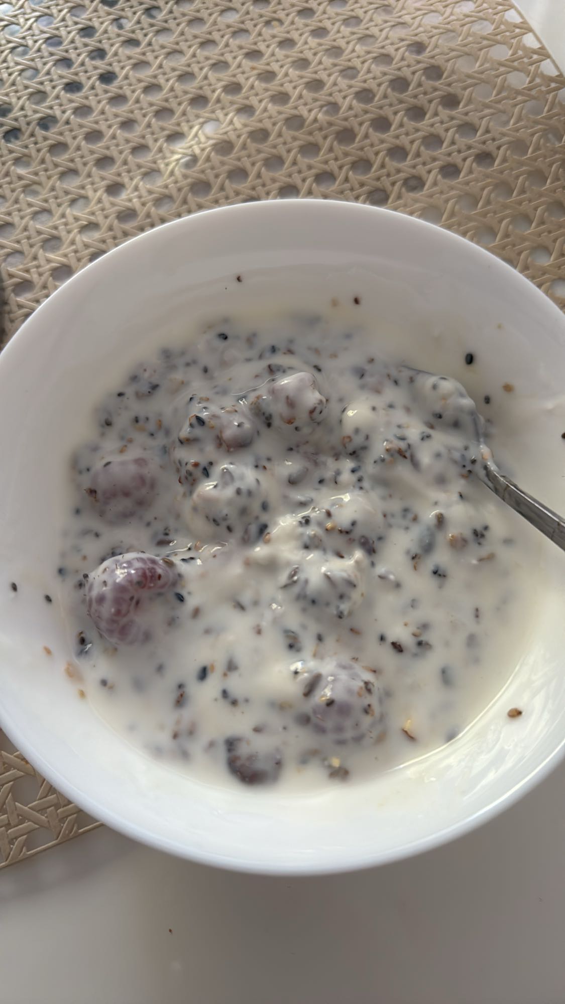 Yoghurt med bär & frön