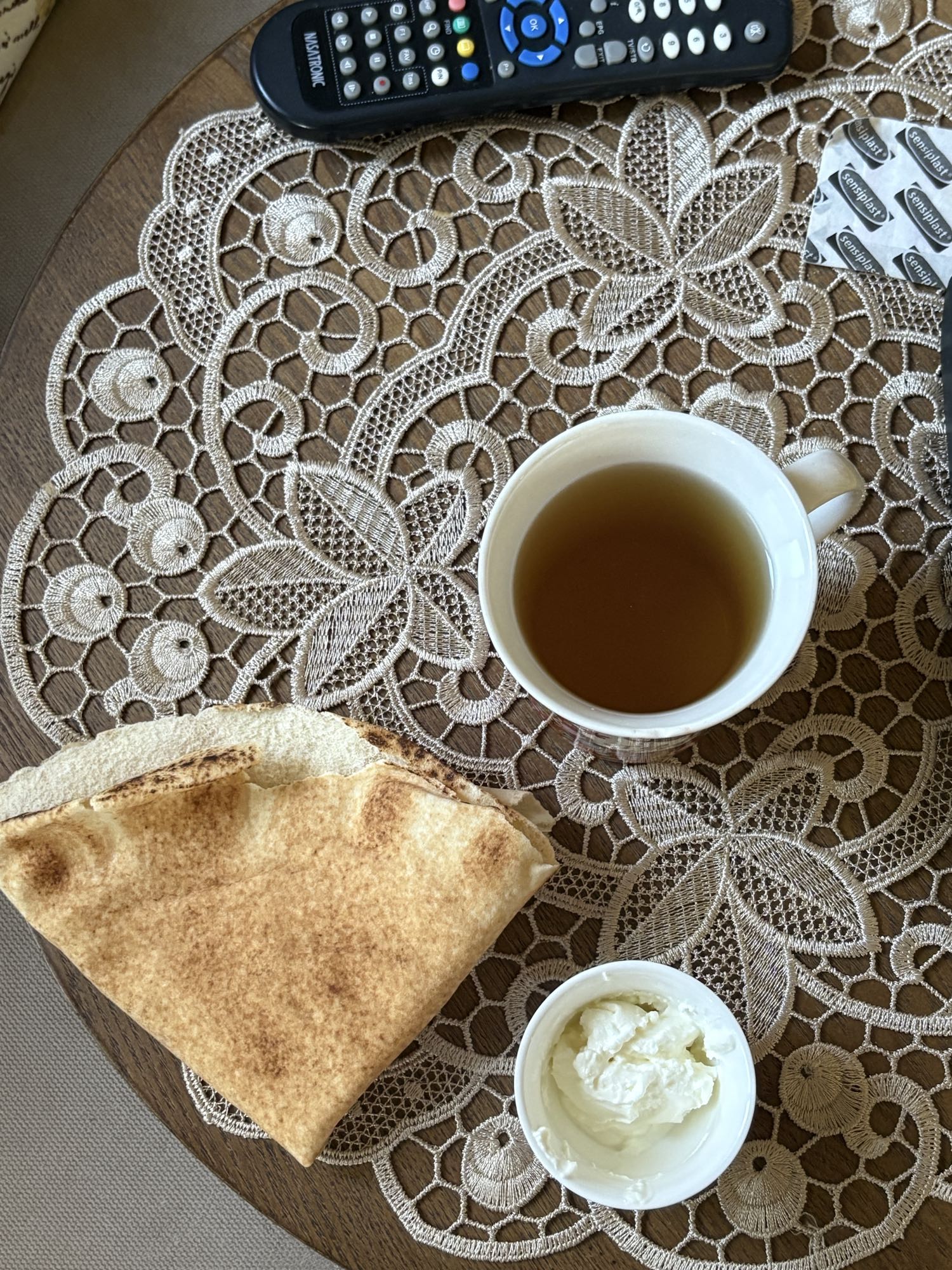 Flatbread with cheese & tea