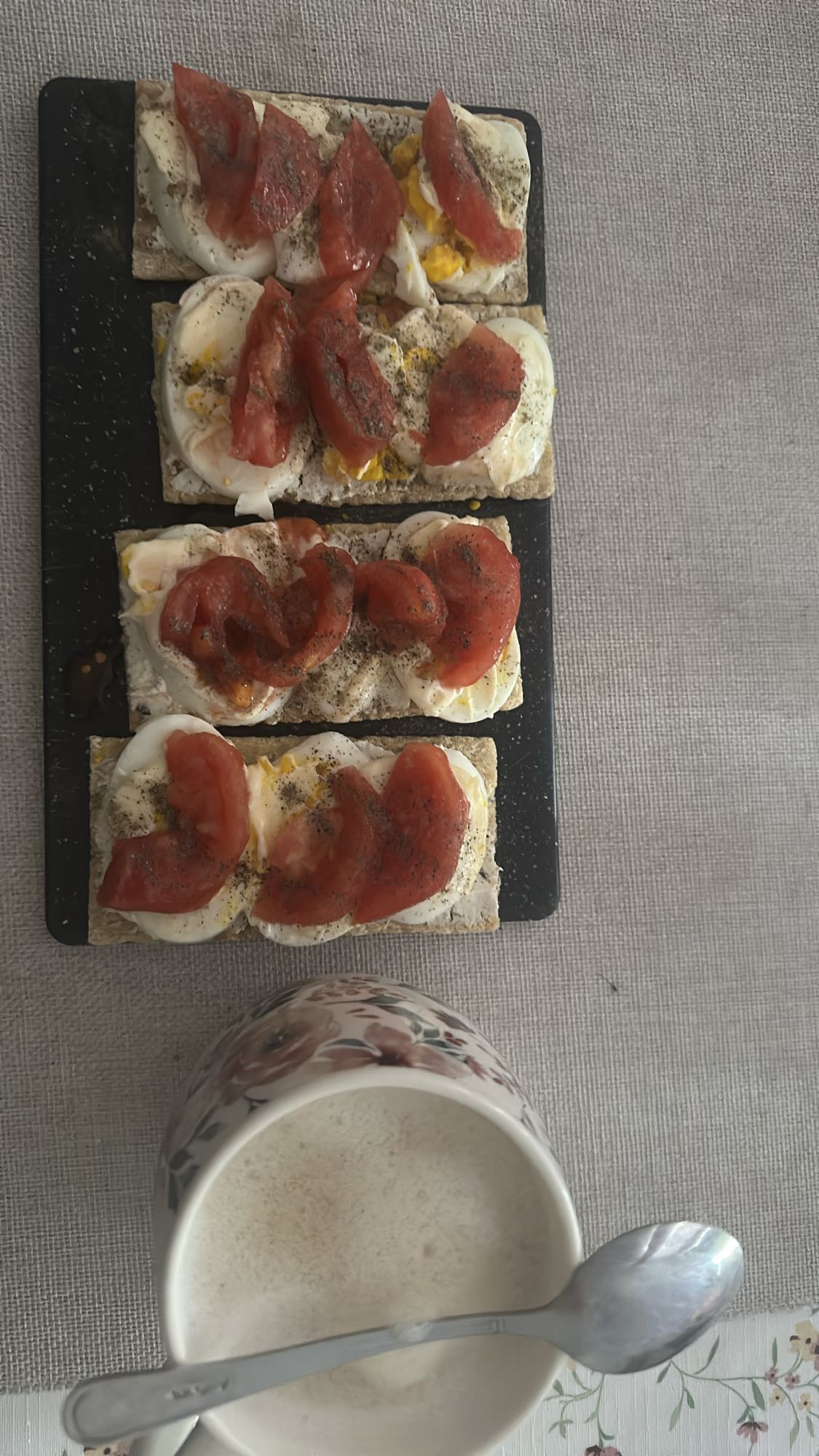 Jajka na chrupkim pieczywie