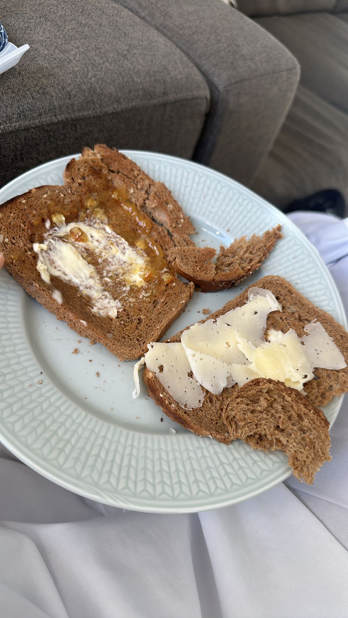 Rågbröd med ost & marmelad