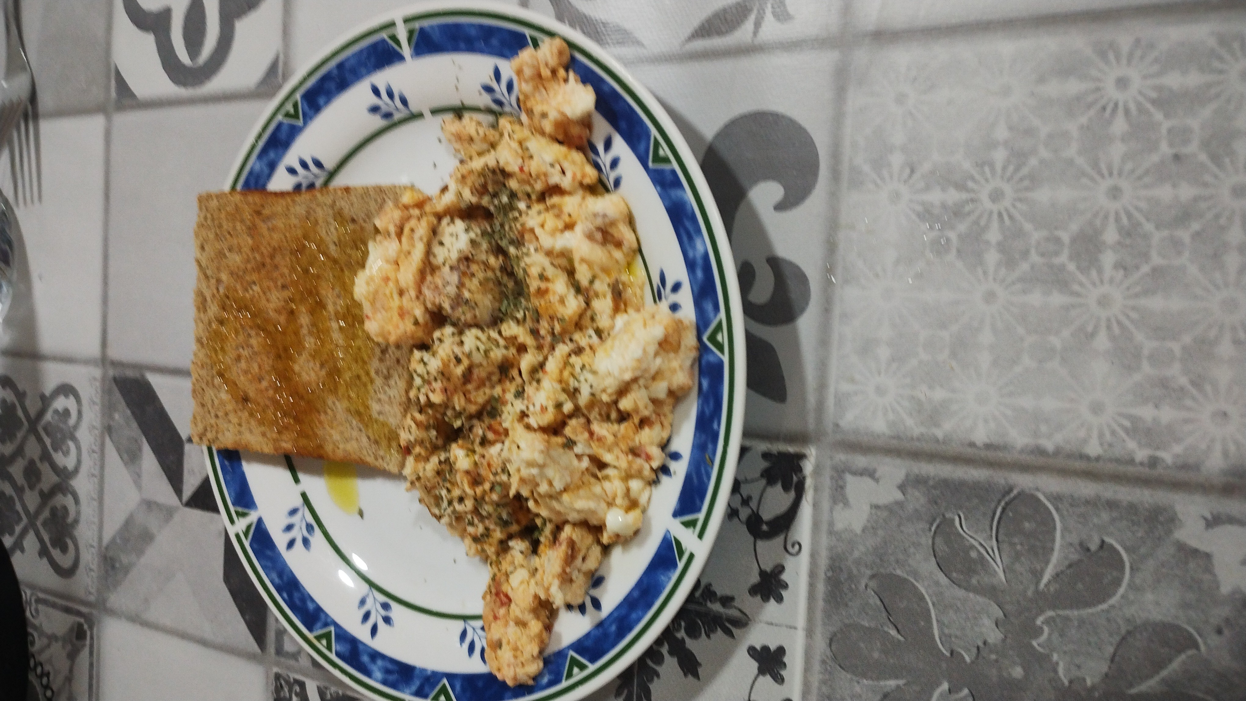 Huevos revueltos y pan con miel