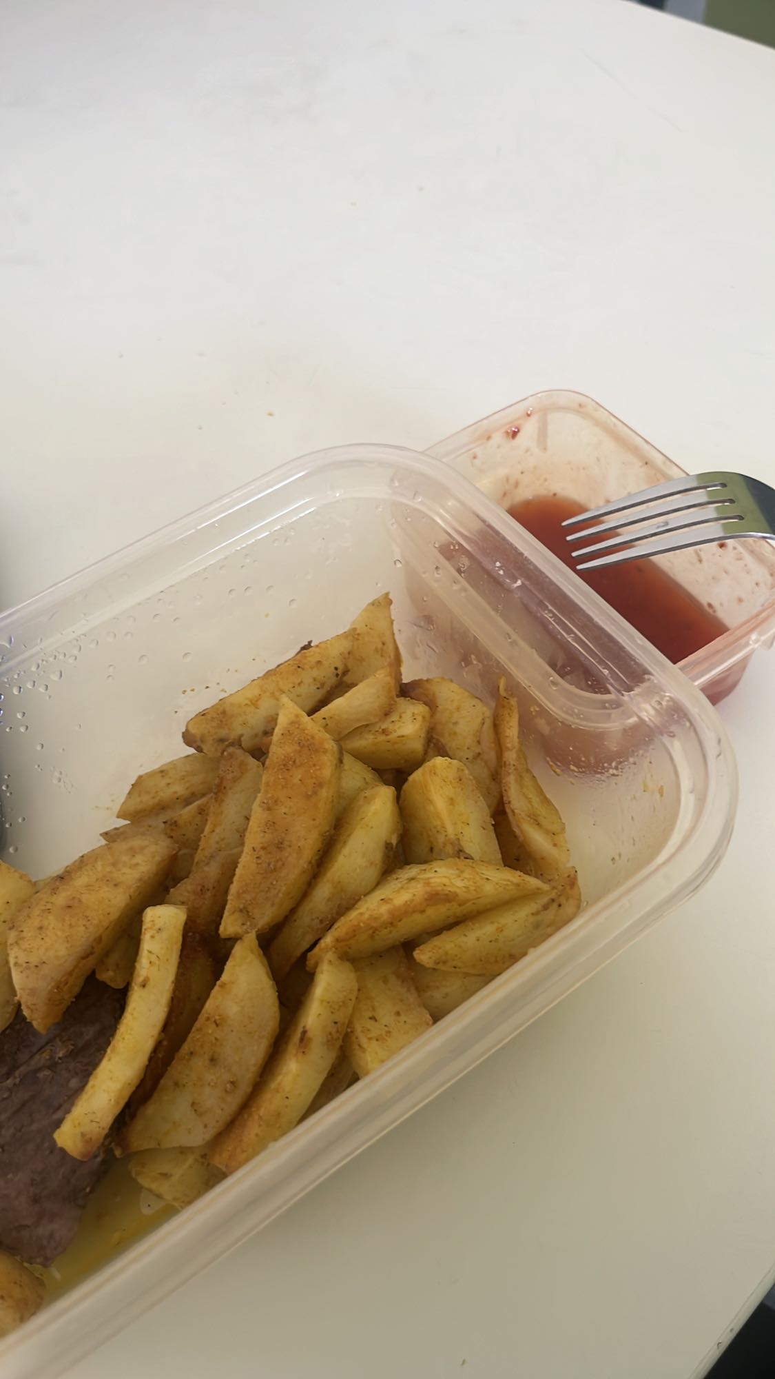 Cartofi cu carne și sos