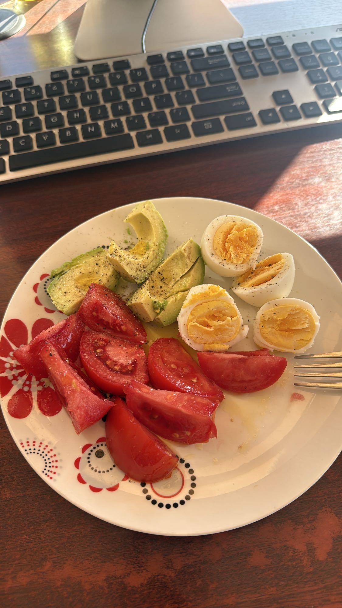 Ouă, avocado și roșii