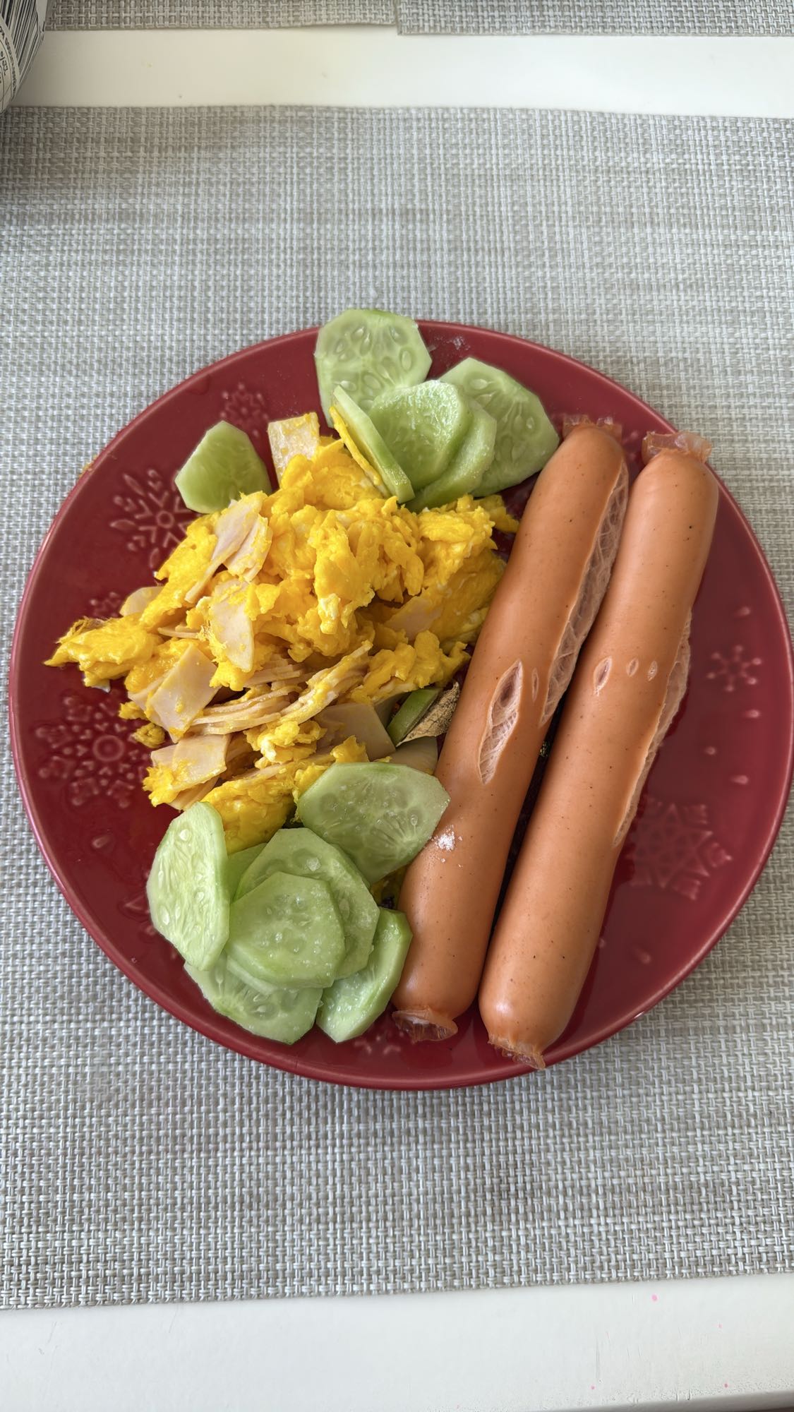 Mic dejun cu ouă și crenvurști