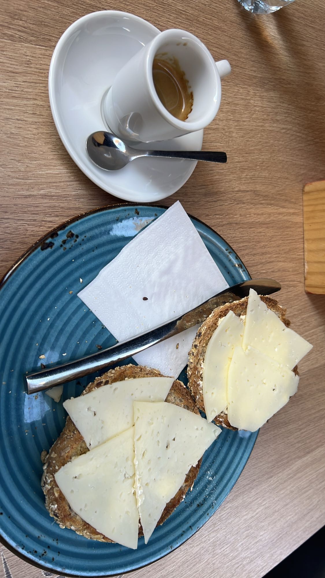 Tostadas con queso y café