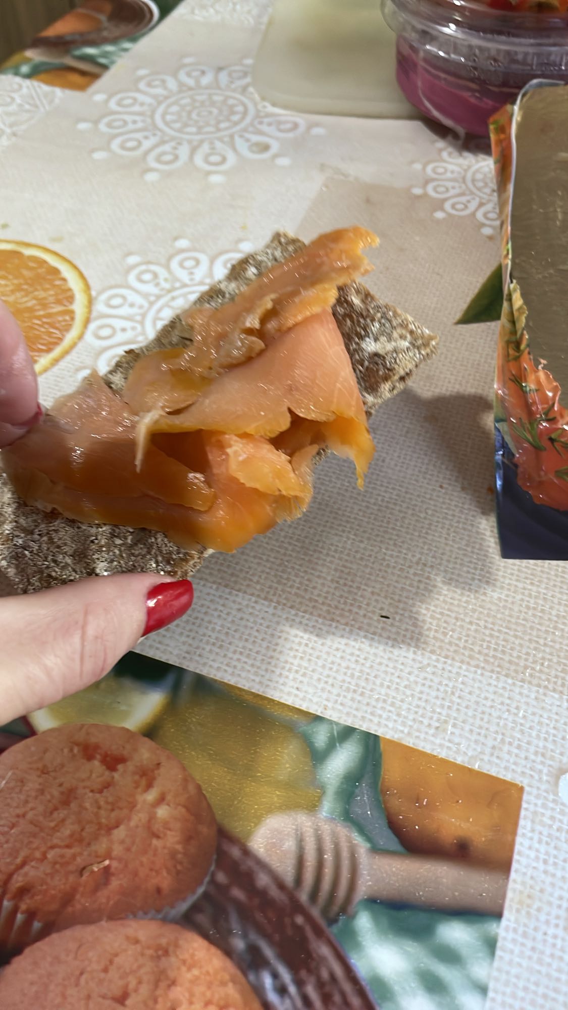 Cracker cu somon afumat