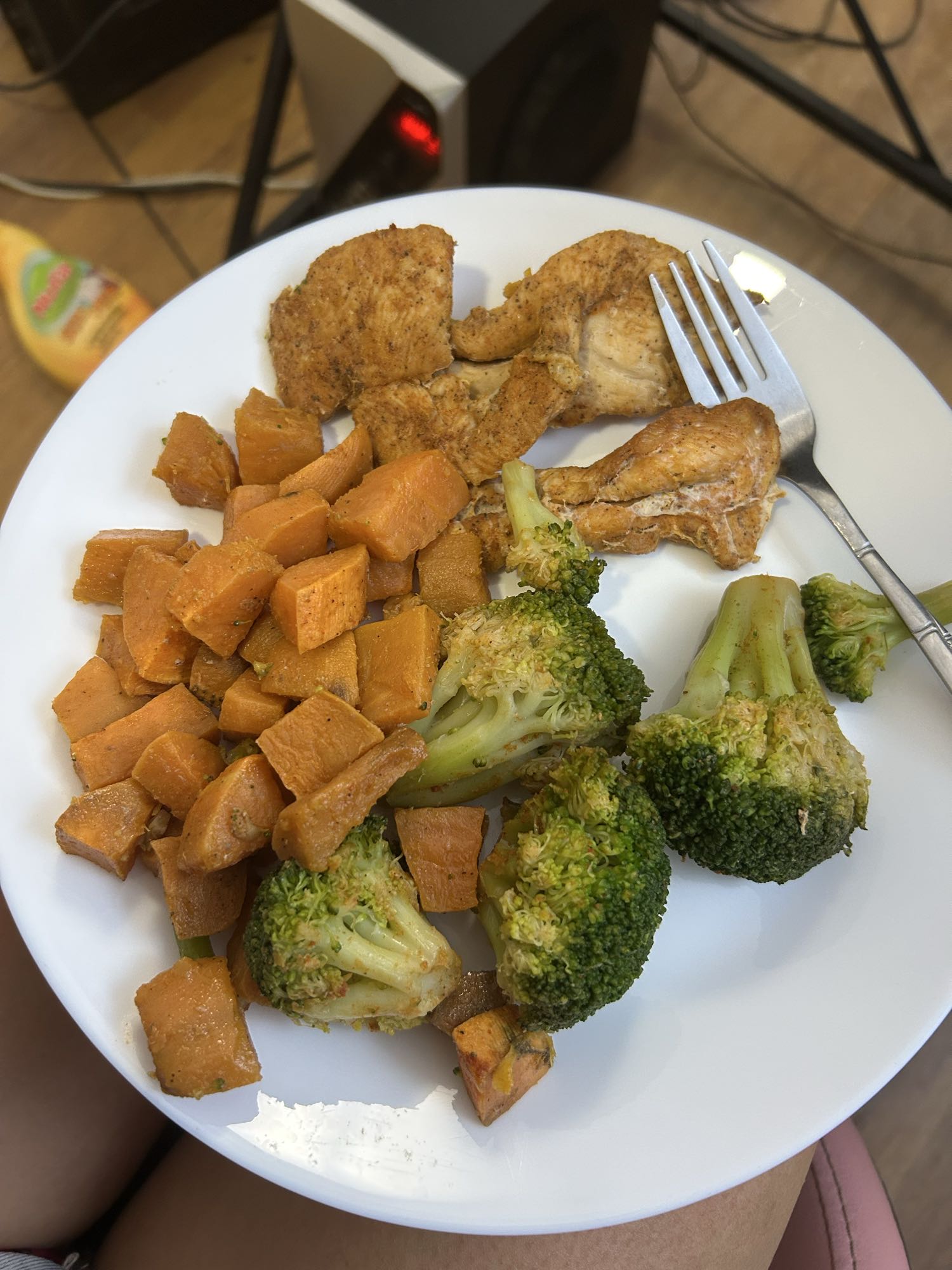 Piept de pui la cuptor cu cartofi dulci și brocoli