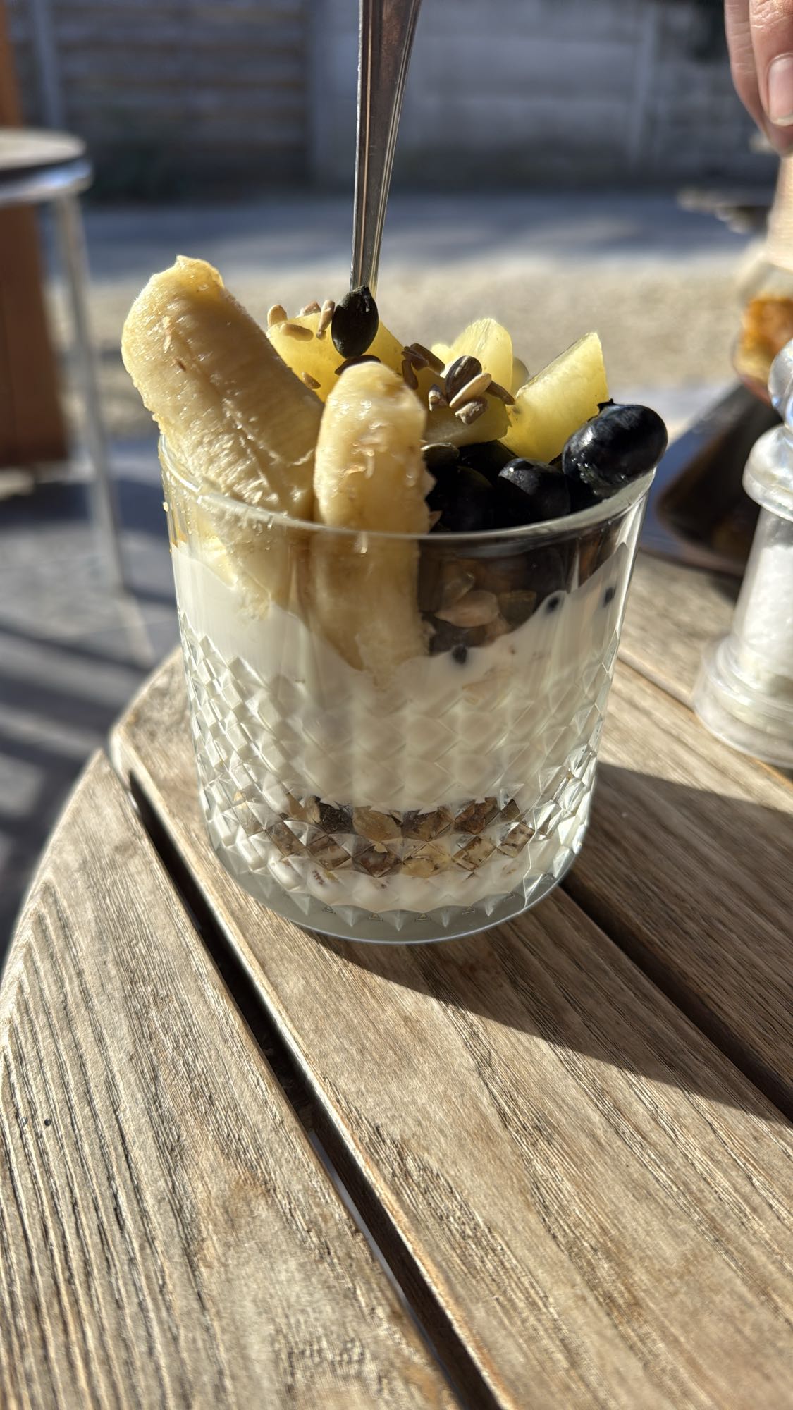 Yoghurt met fruit en zaden