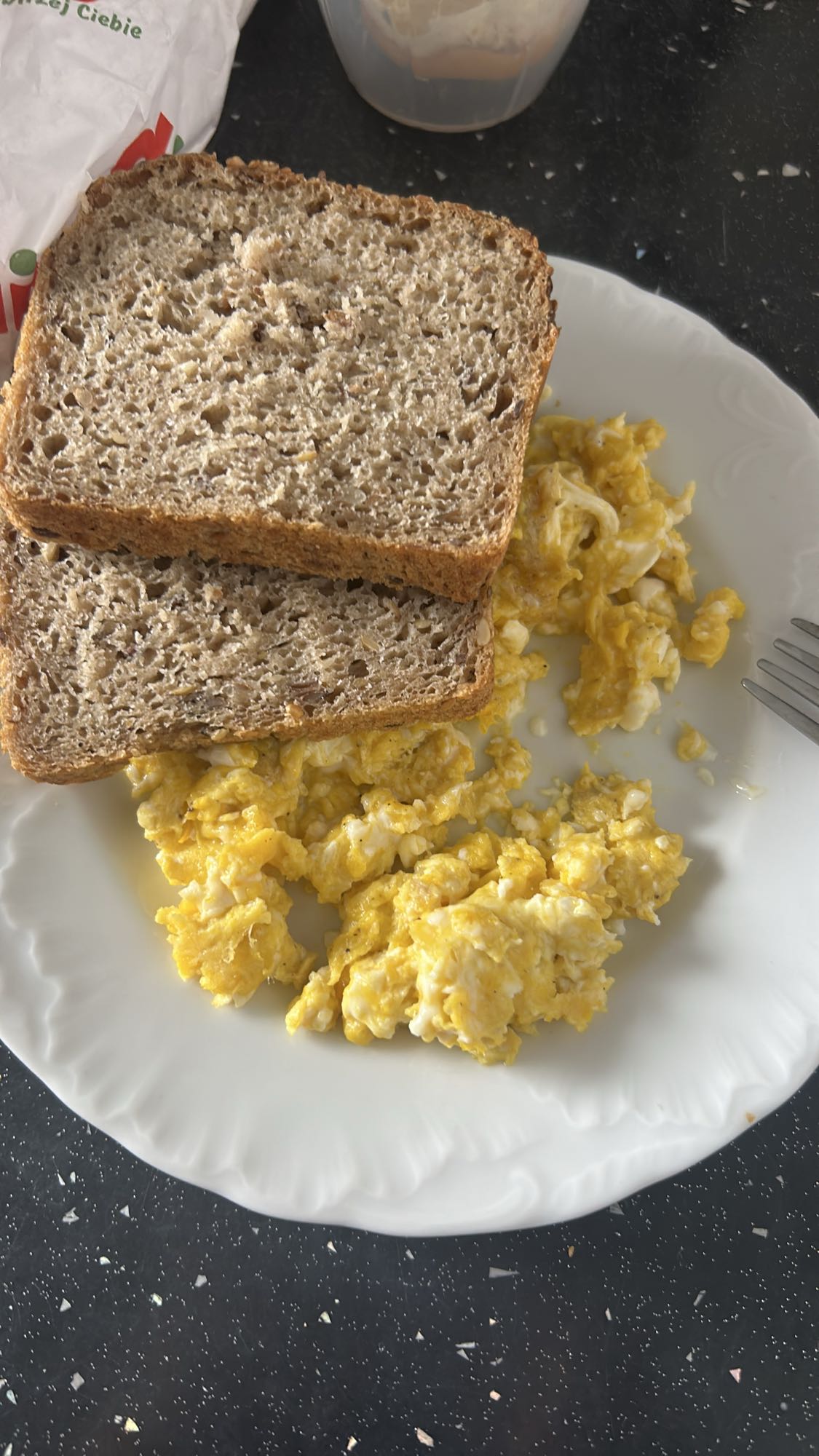 Jajecznica z chlebem