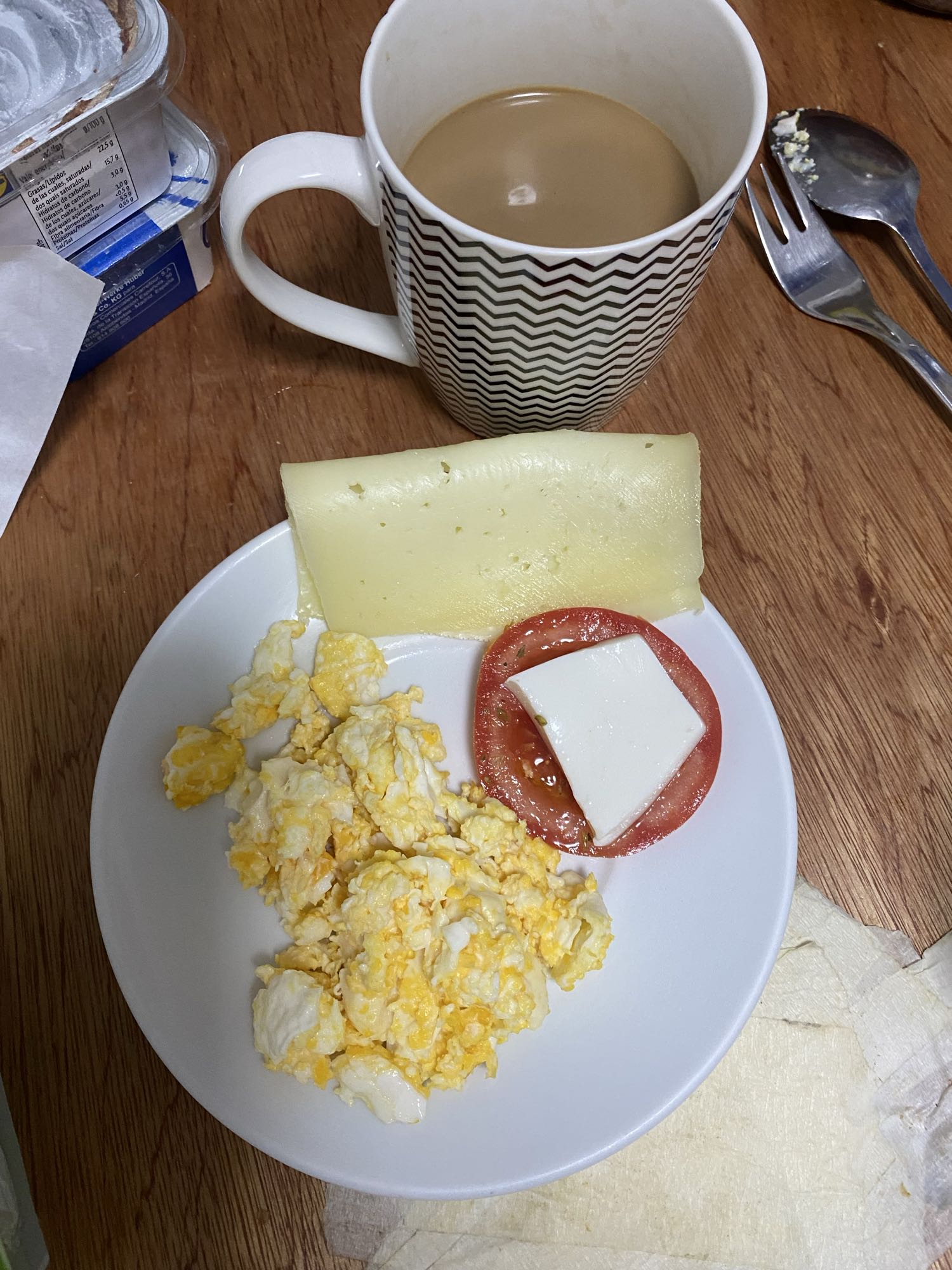 Desayuno con huevo y café