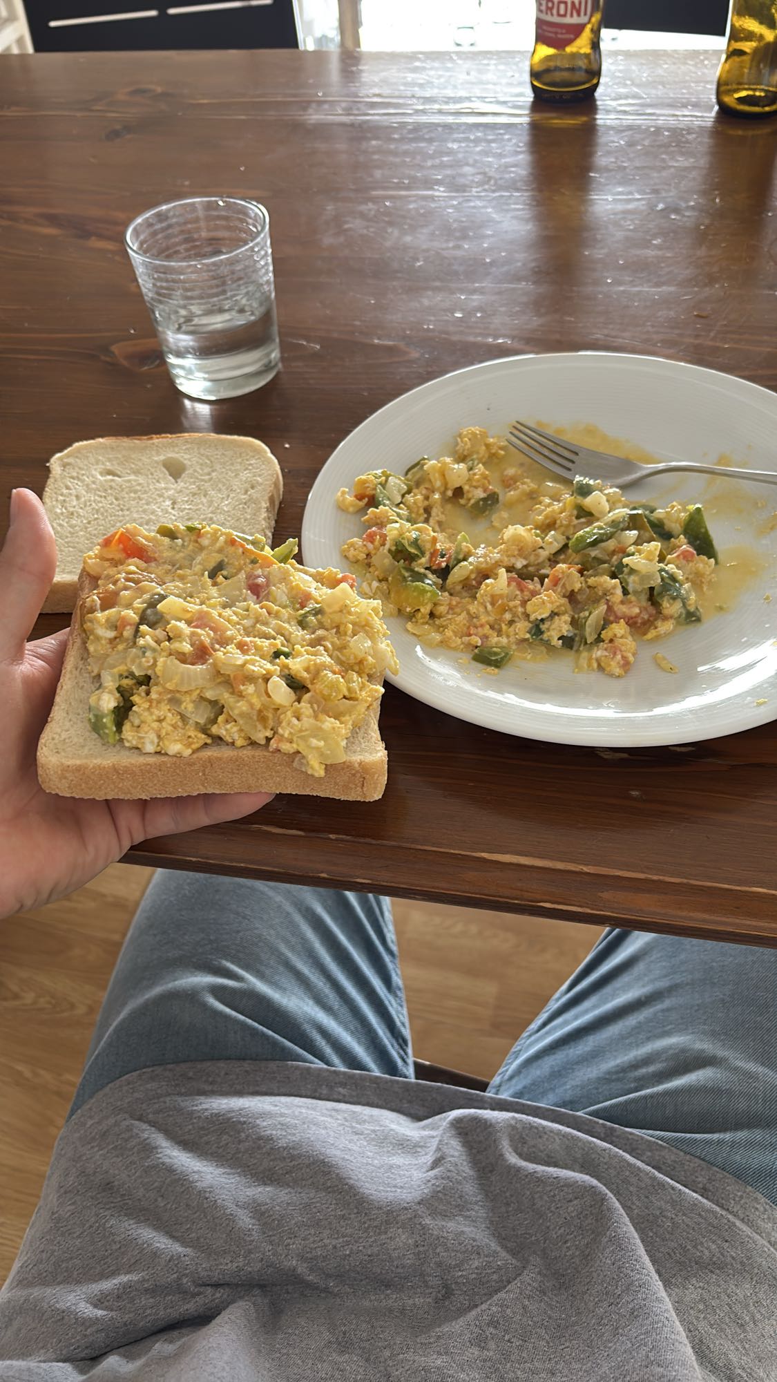 Pan con huevos revueltos