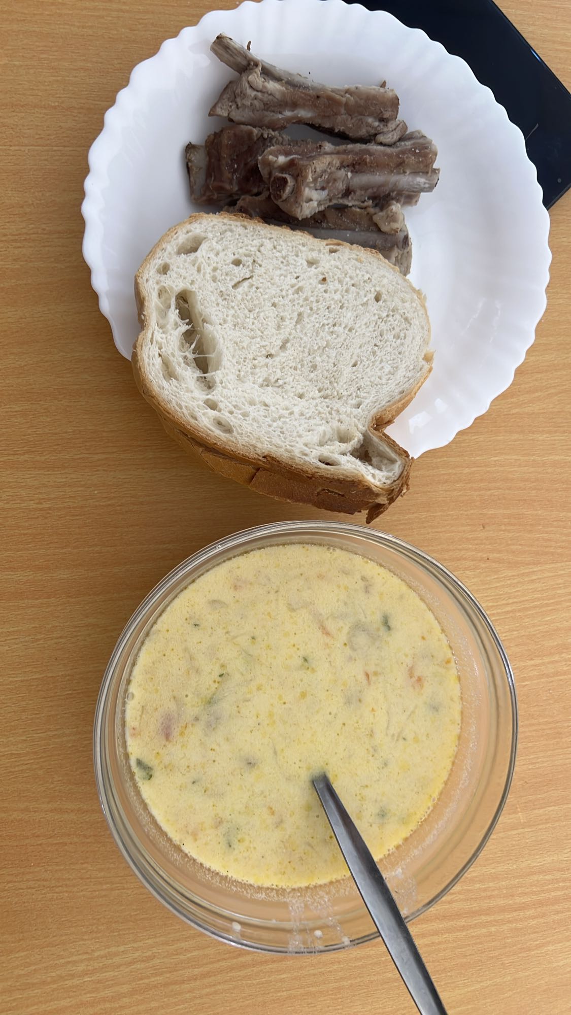 Ciorbă cu pâine și coaste