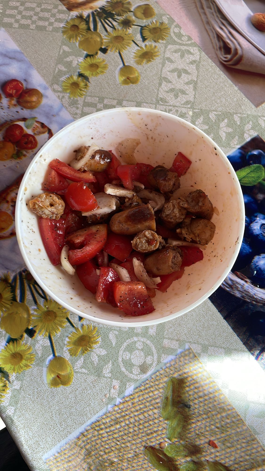 Salată cu cârnați și legume
