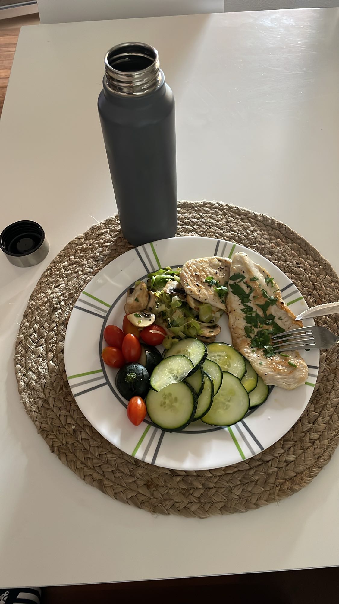 Pollo con verduras frescas