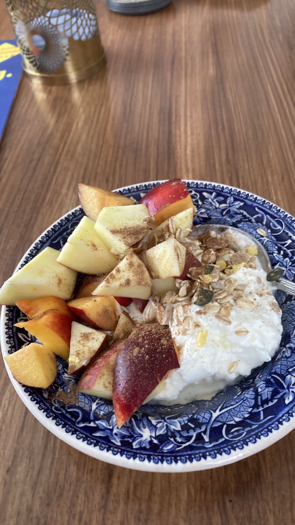 Kvarg med frukt och müsli