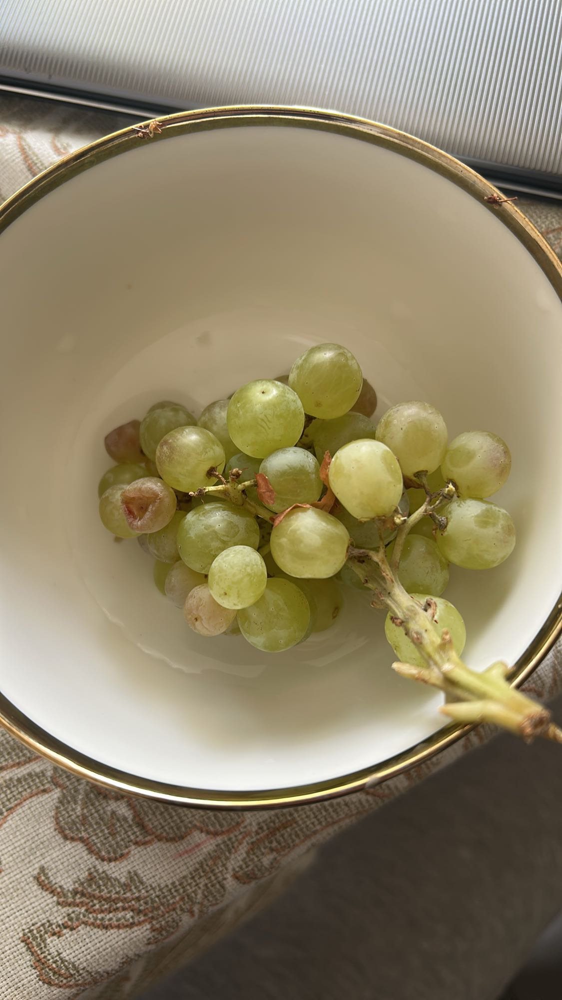 Зелёный виноград в миске