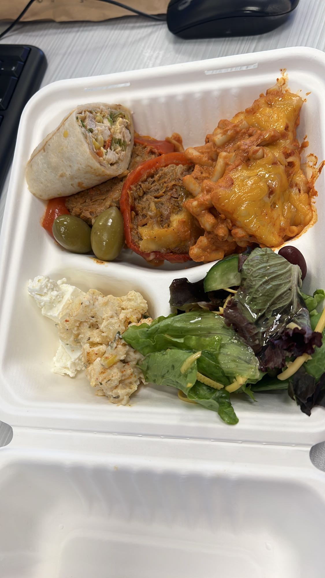 обед с мясом и салатом