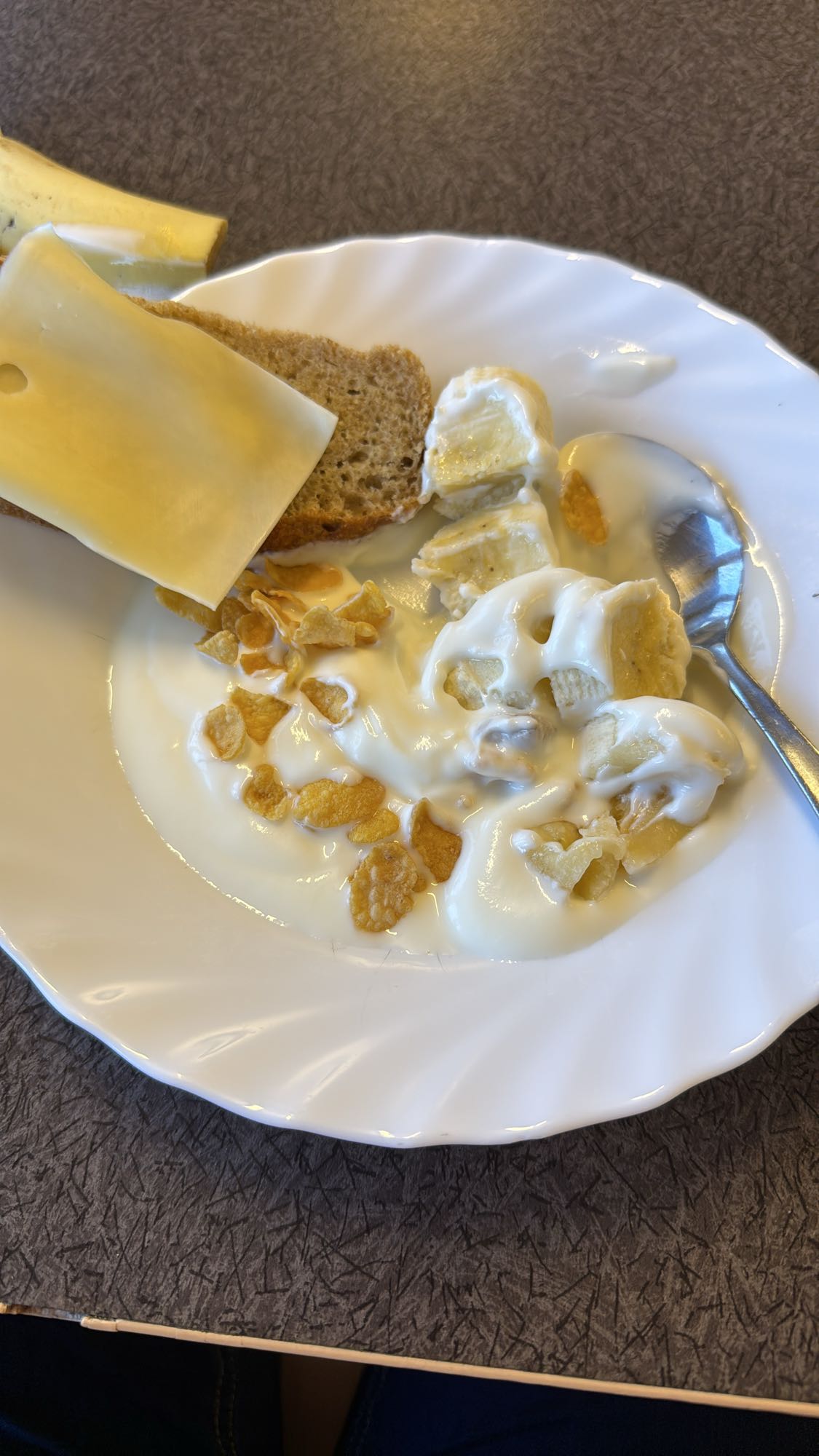 Yoghurt, banan, ost & bröd