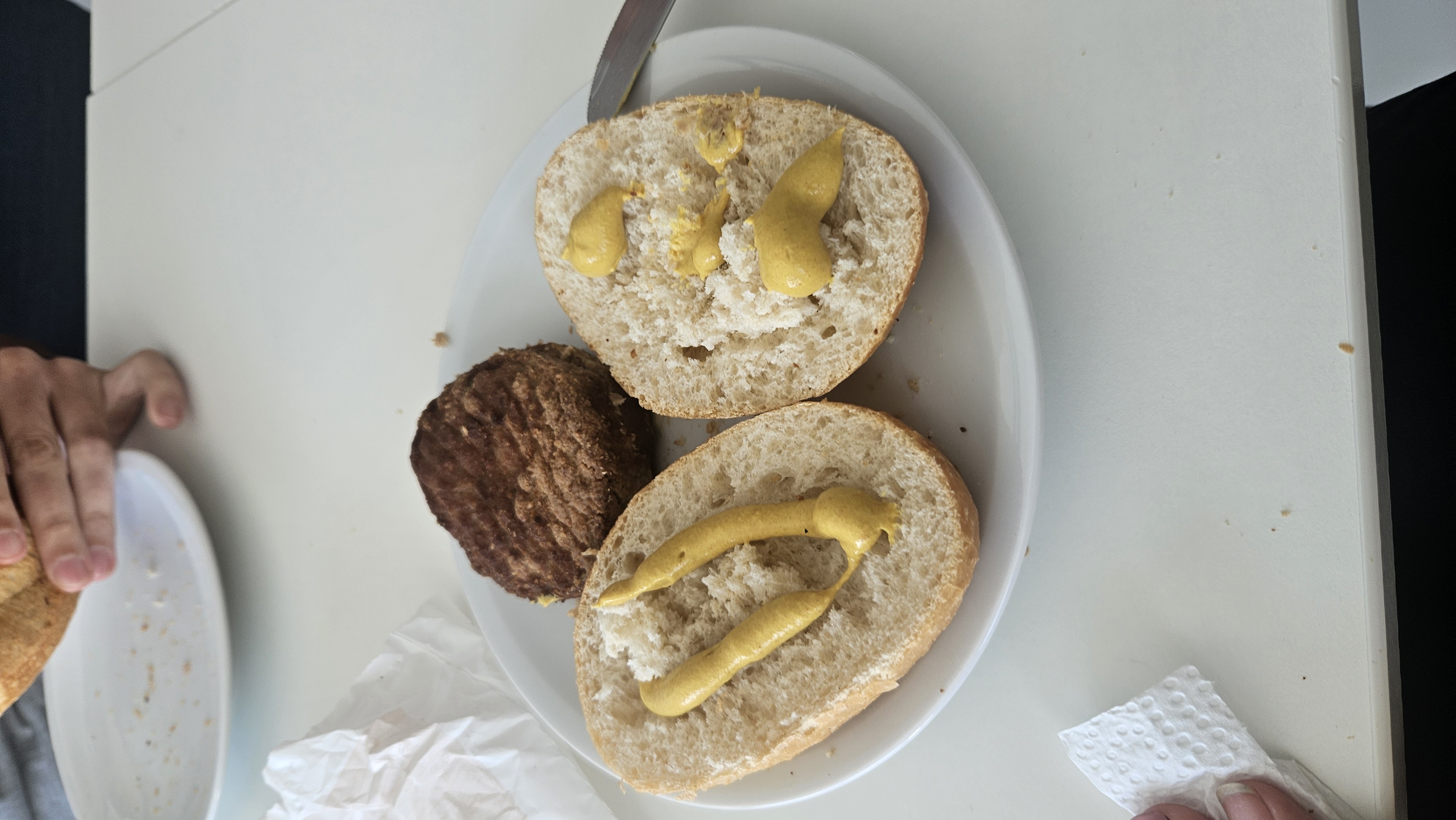 Einfaches Brötchen mit Senf und Frikadelle