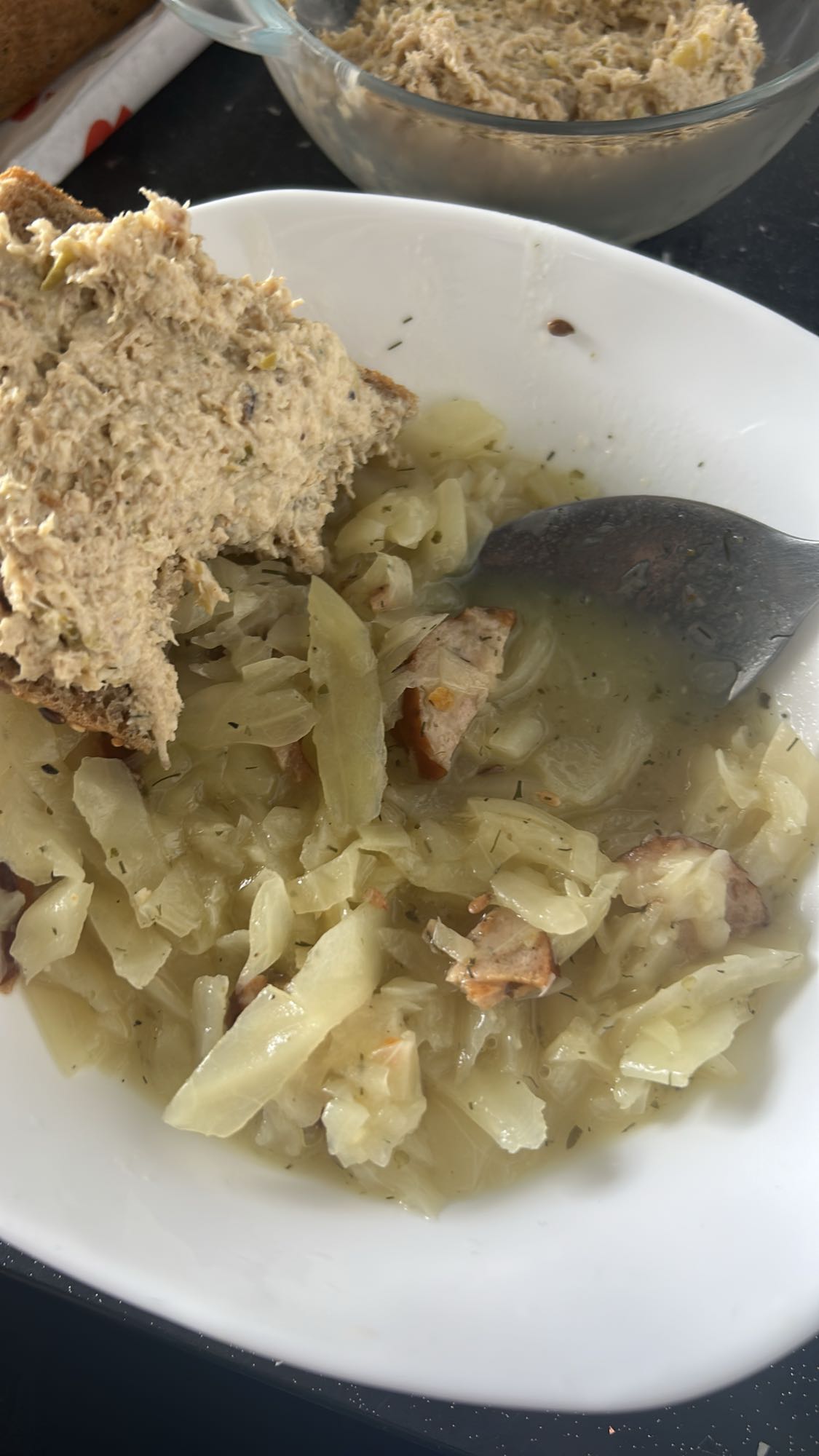 Kapusta z kiełbasą i chlebem