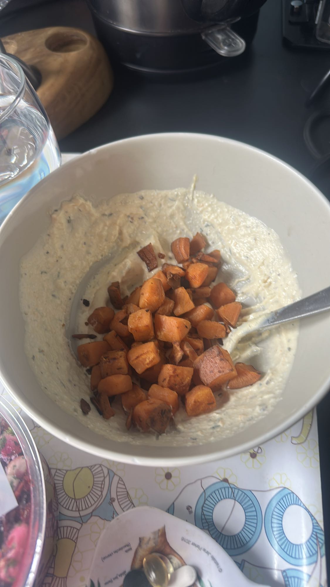 Hummus with roasted carrots