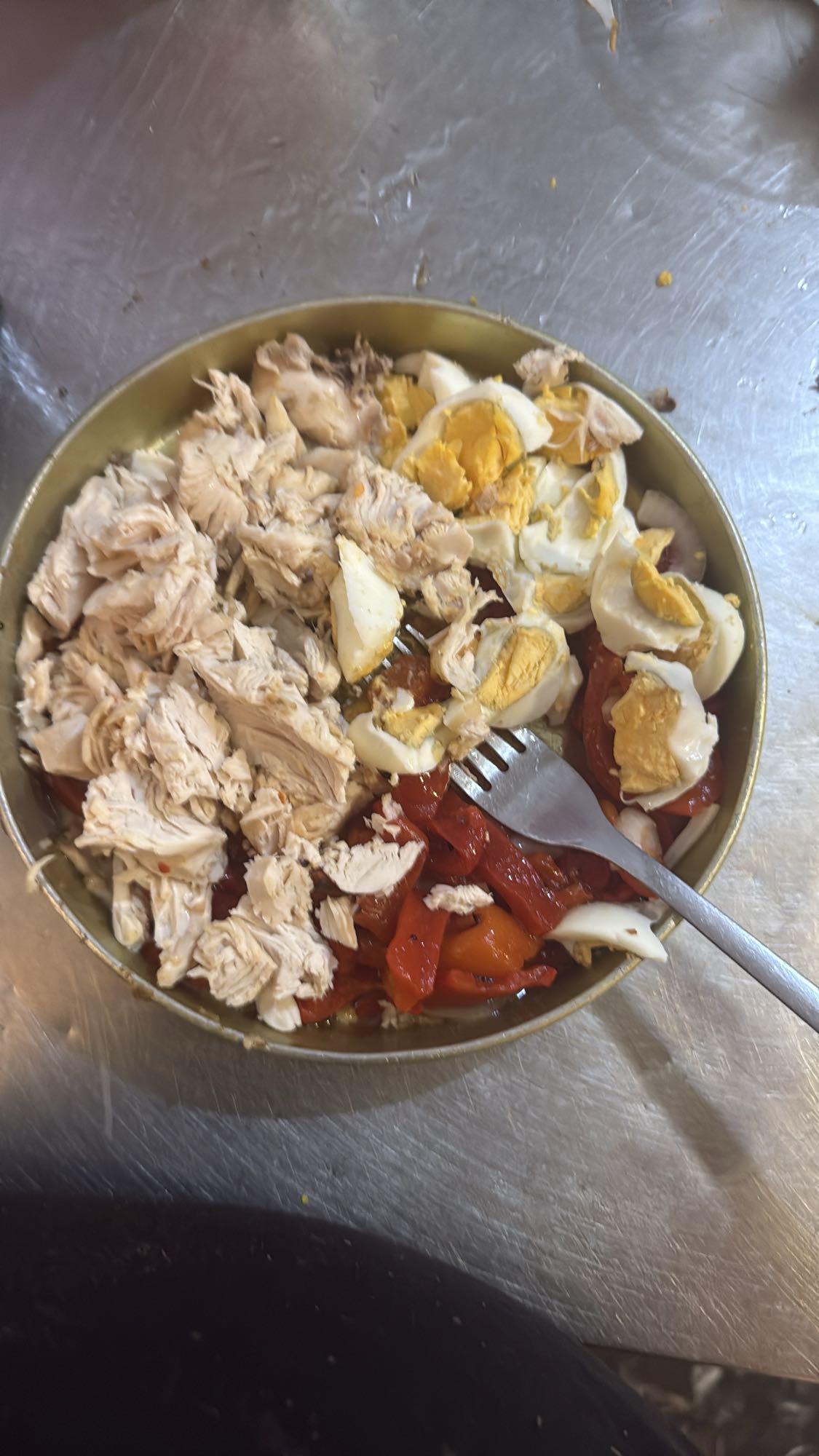 Ensalada de pollo y huevo