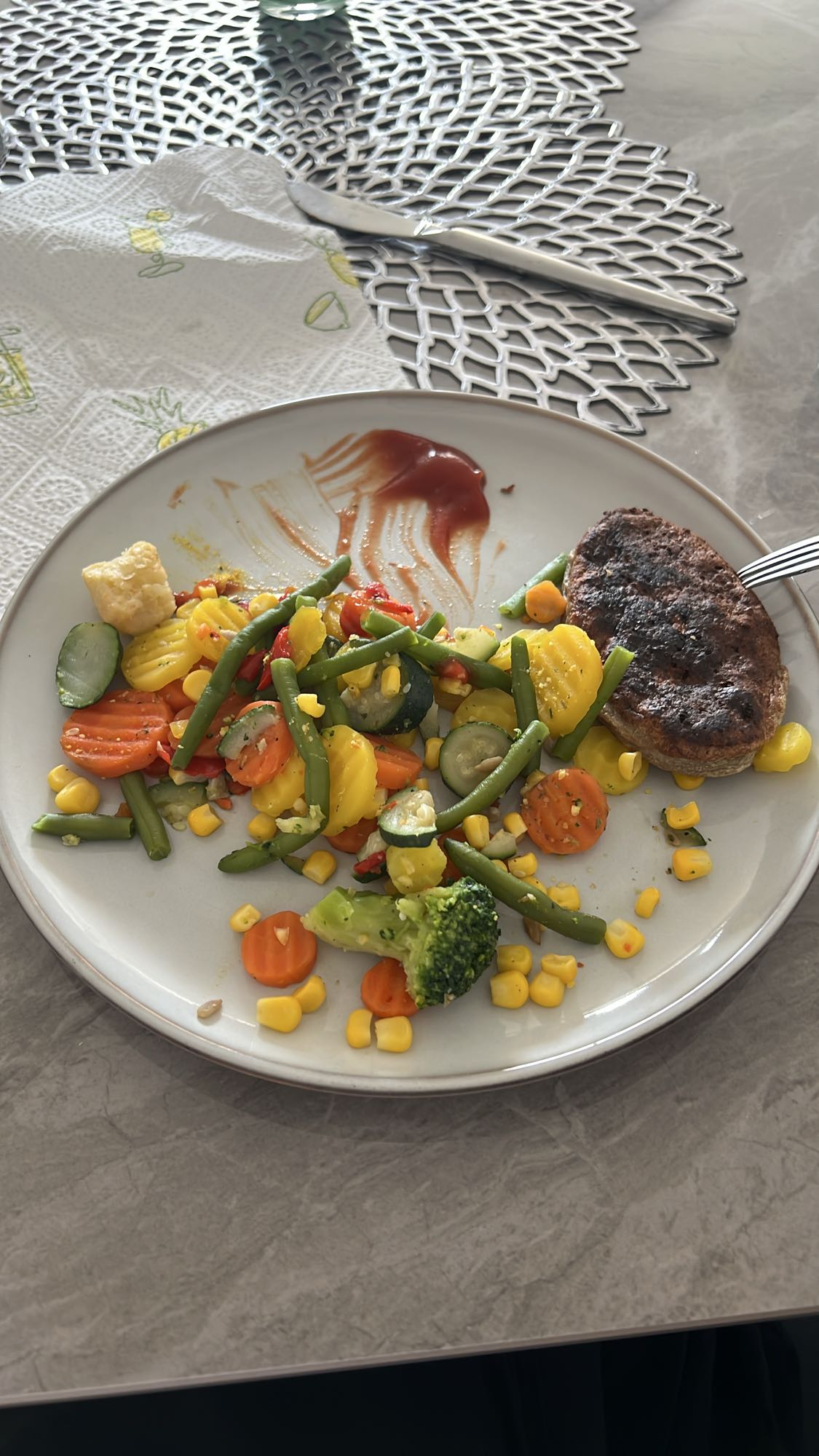 Gemüse mit Patty und Ketchup